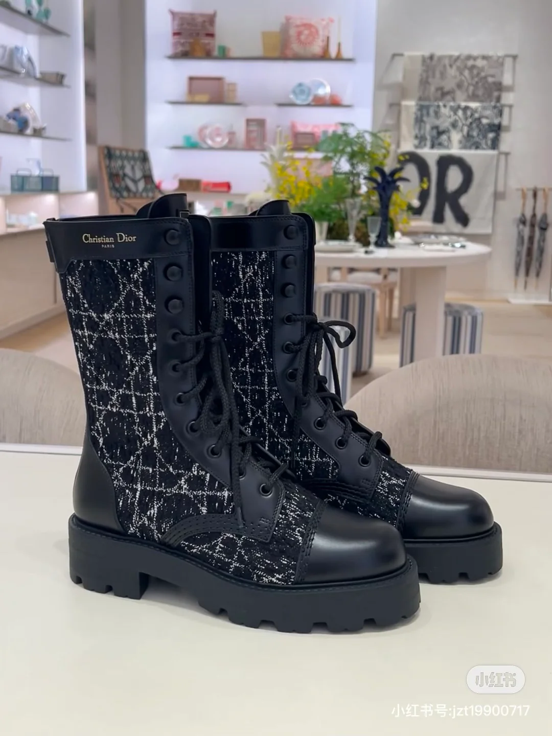 Ботинки Dior Dr. Martens средней высоты, модель 2024, черные.