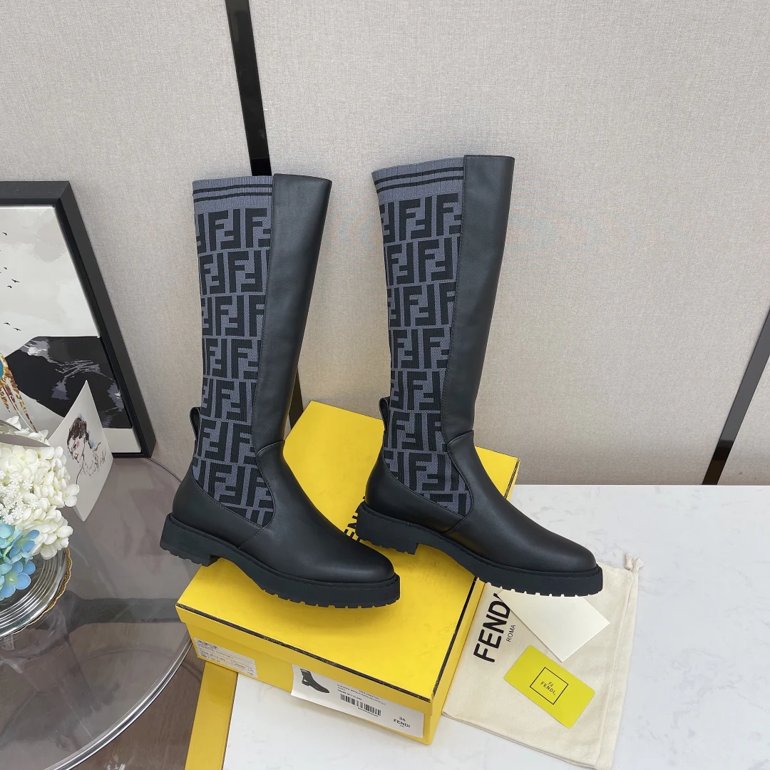 Новинка сезона осень/зима 2022 от Fendi - Ботинки Dr. Martens - Ботинки до середины икры - 1