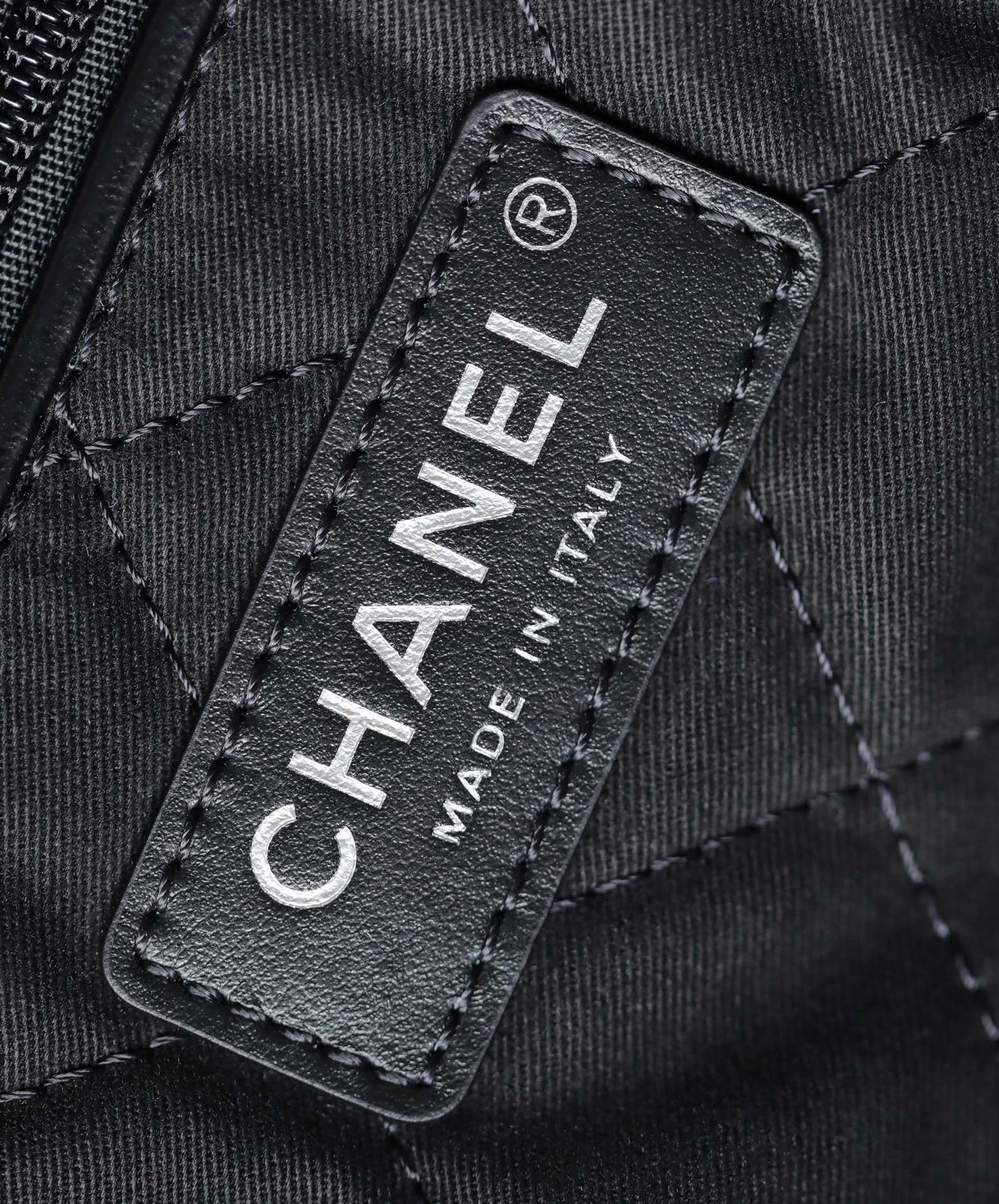 Сумка-шоппер Chanel - Маленькая - Черная с золотой фурнитурой - 1 шт.