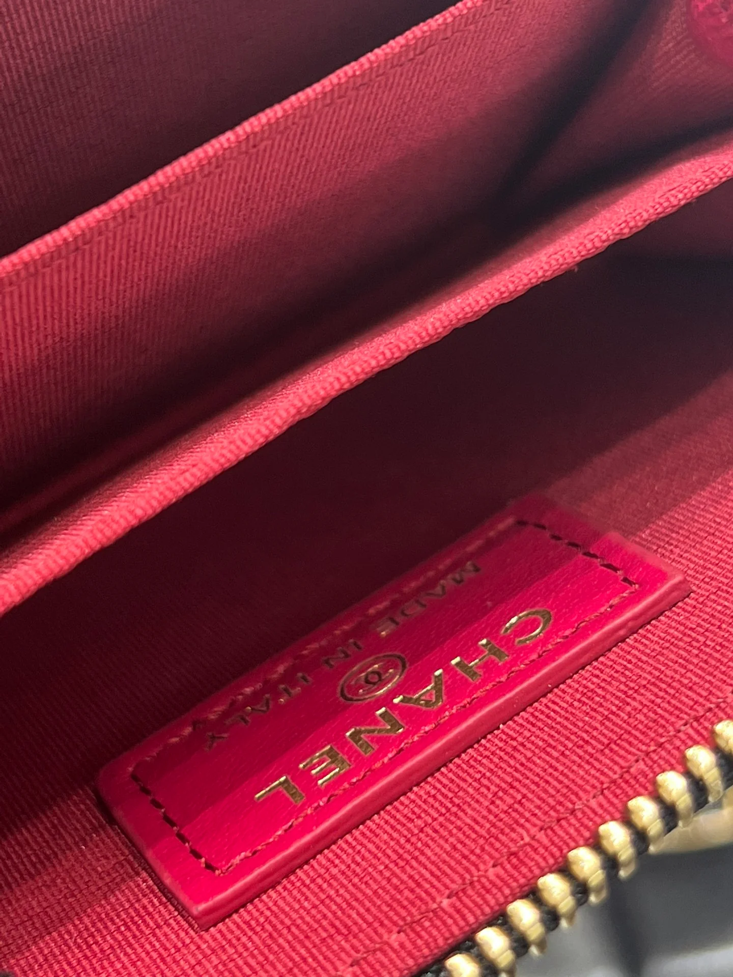 Кошелек-кардхолдер Chanel 23s Heart с эмалированной застежкой-молнией