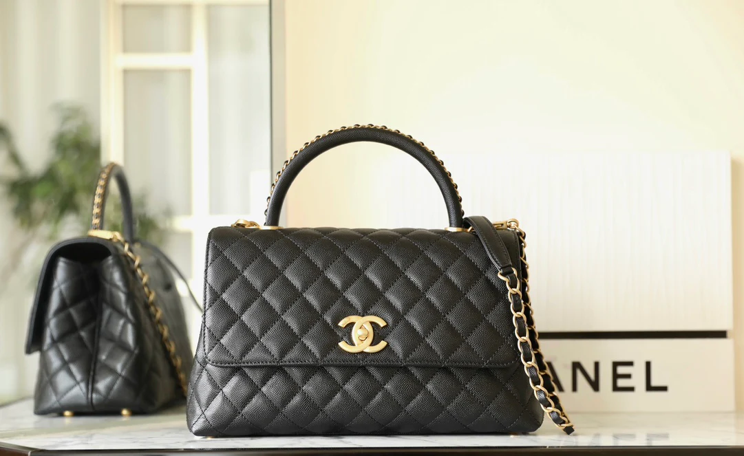 Сумка Chanel с клапаном на цепочке — средний размер — черная с золотой фурнитурой.