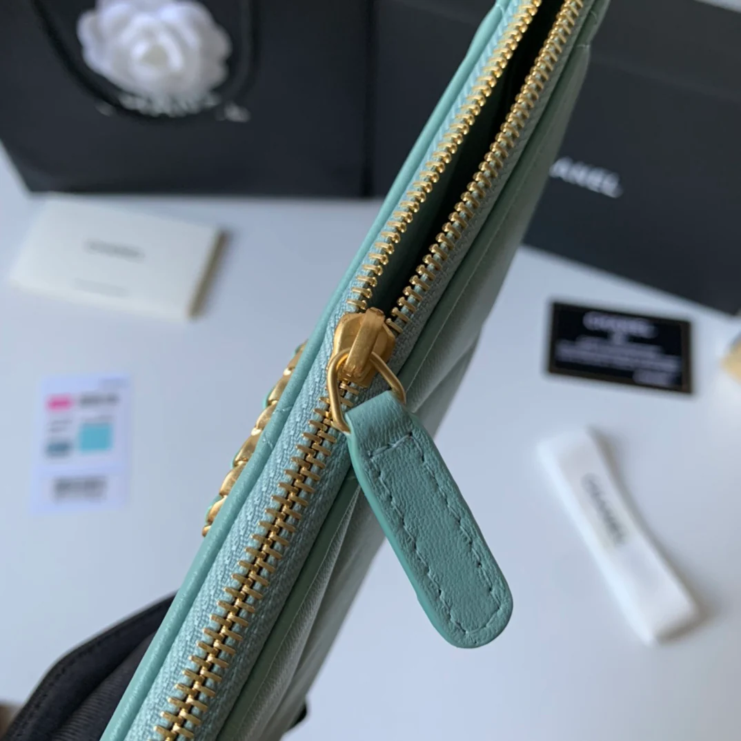 Большой клетчатый кошелек для монет Chanel из овечьей кожи, серия 19.