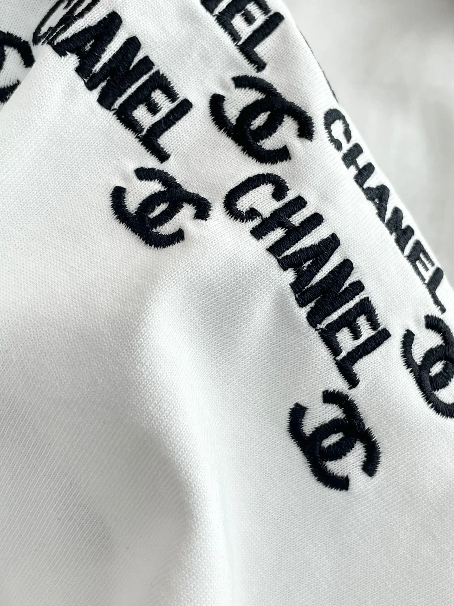 Chanel 2403 - Футболка свободного кроя с коротким рукавом и плотной вышивкой букв