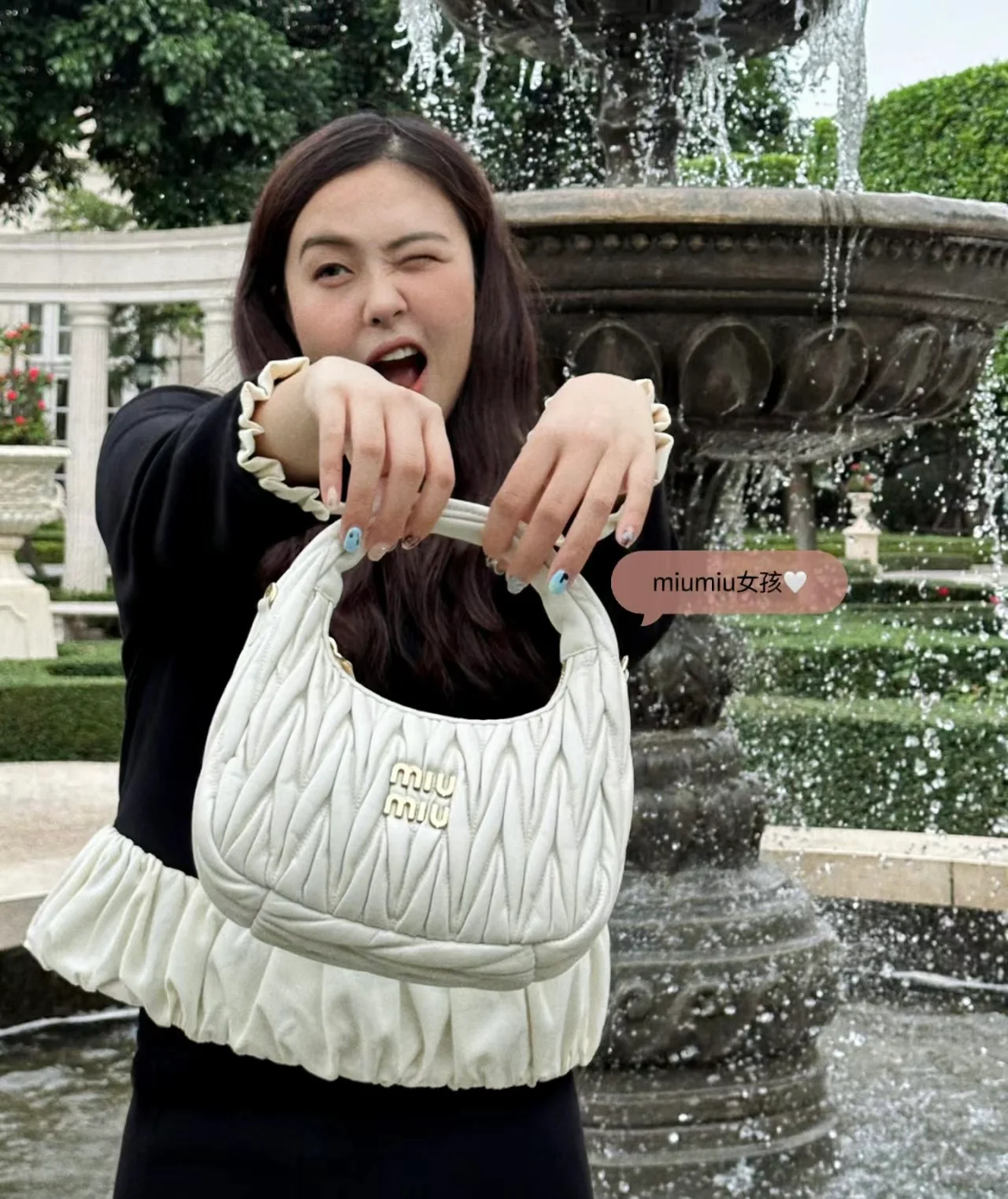 Сумка Miu Miu Wander — маленькая, из овечьей кожи — носите и делитесь с другими.