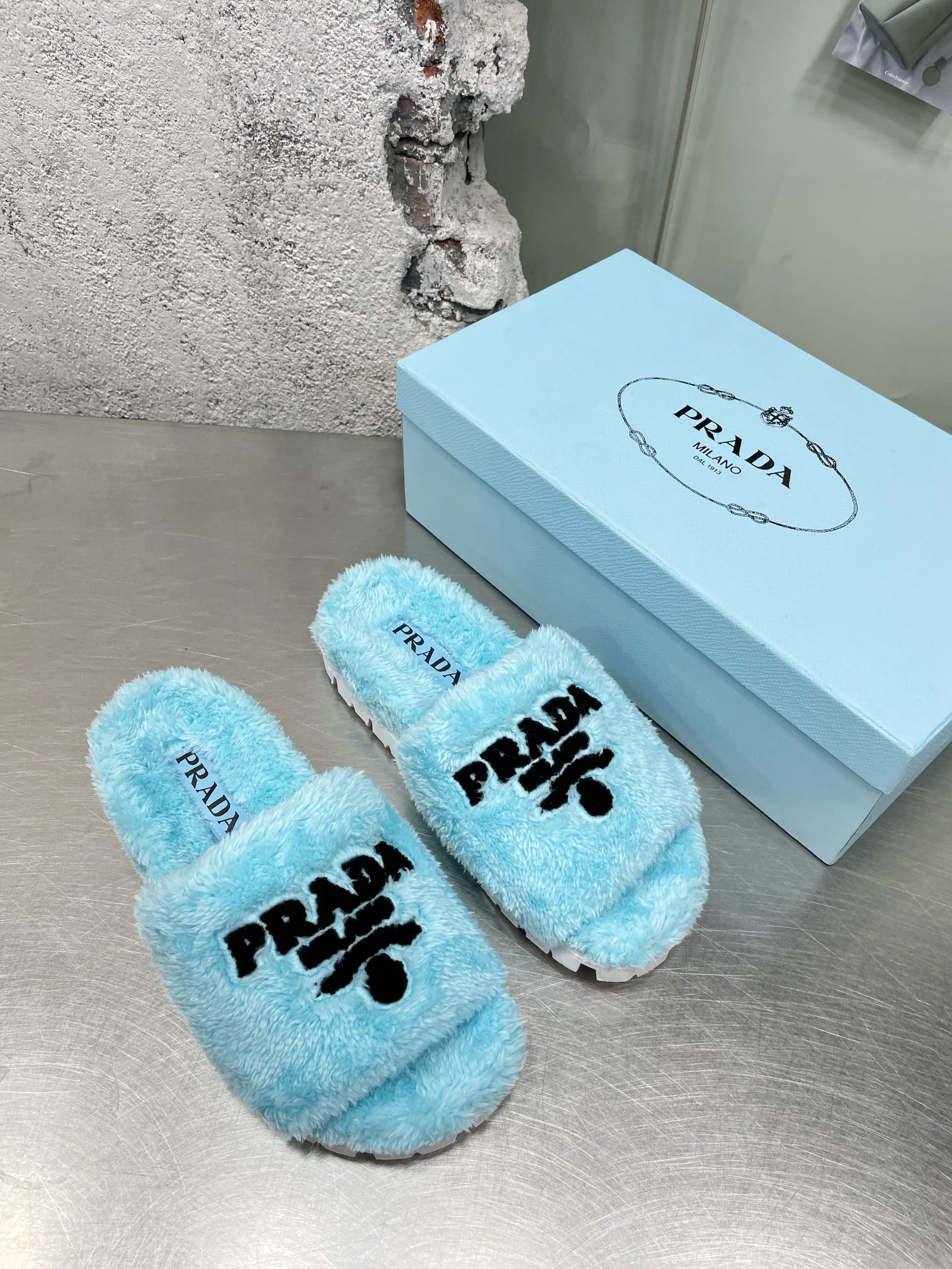 Новинки Prada осень/зима 2022 — Меховые тапочки — Стиль знаменитостей — 3