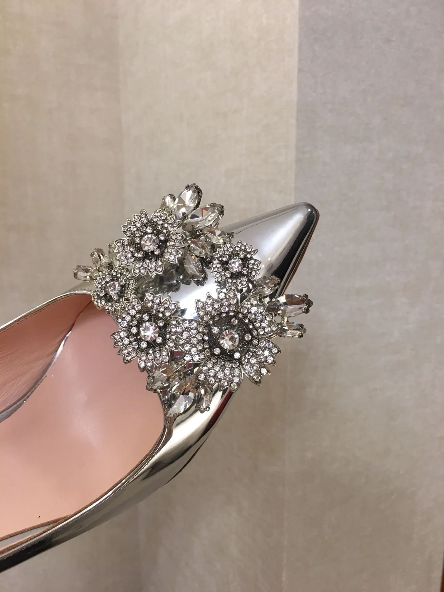 Туфли RV - туфли на высоком каблуке с острым носком и бриллиантовой пряжкой - серебристые