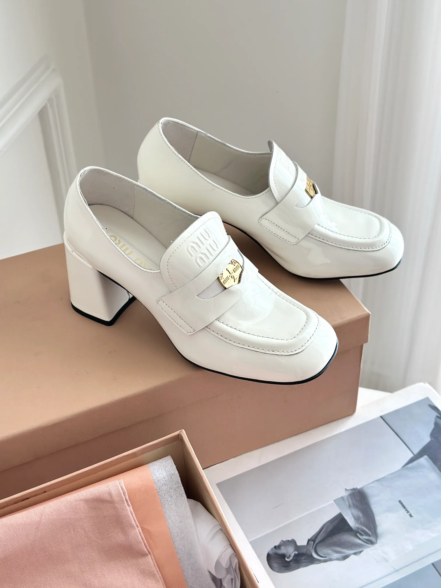 Новинка Miu Miu 2023 года - Лоферы на массивном каблуке Gold Coin - Белые