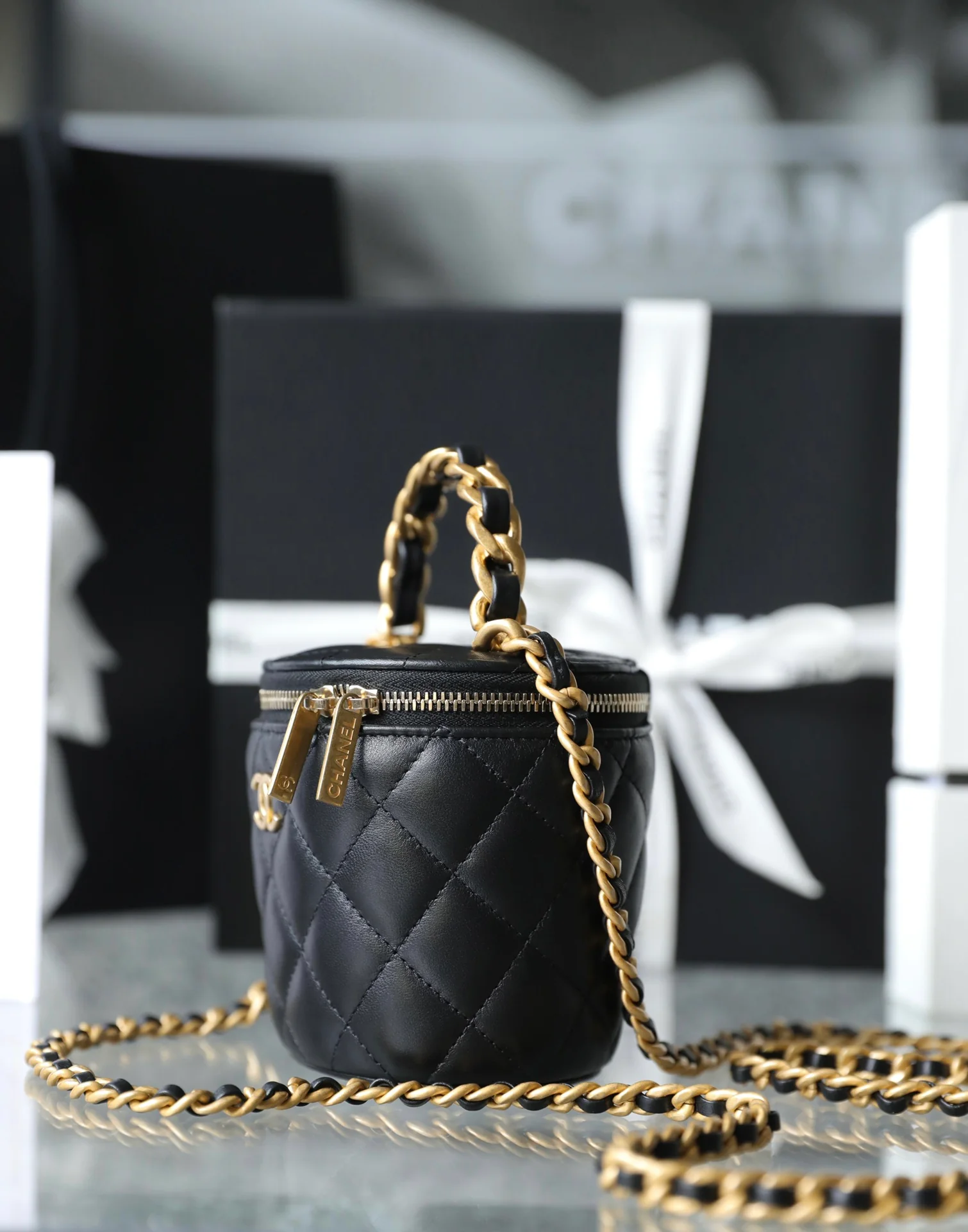 Миниатюрная косметичка Chanel Métiers d'Art с цепочкой на ручке, из овечьей кожи.