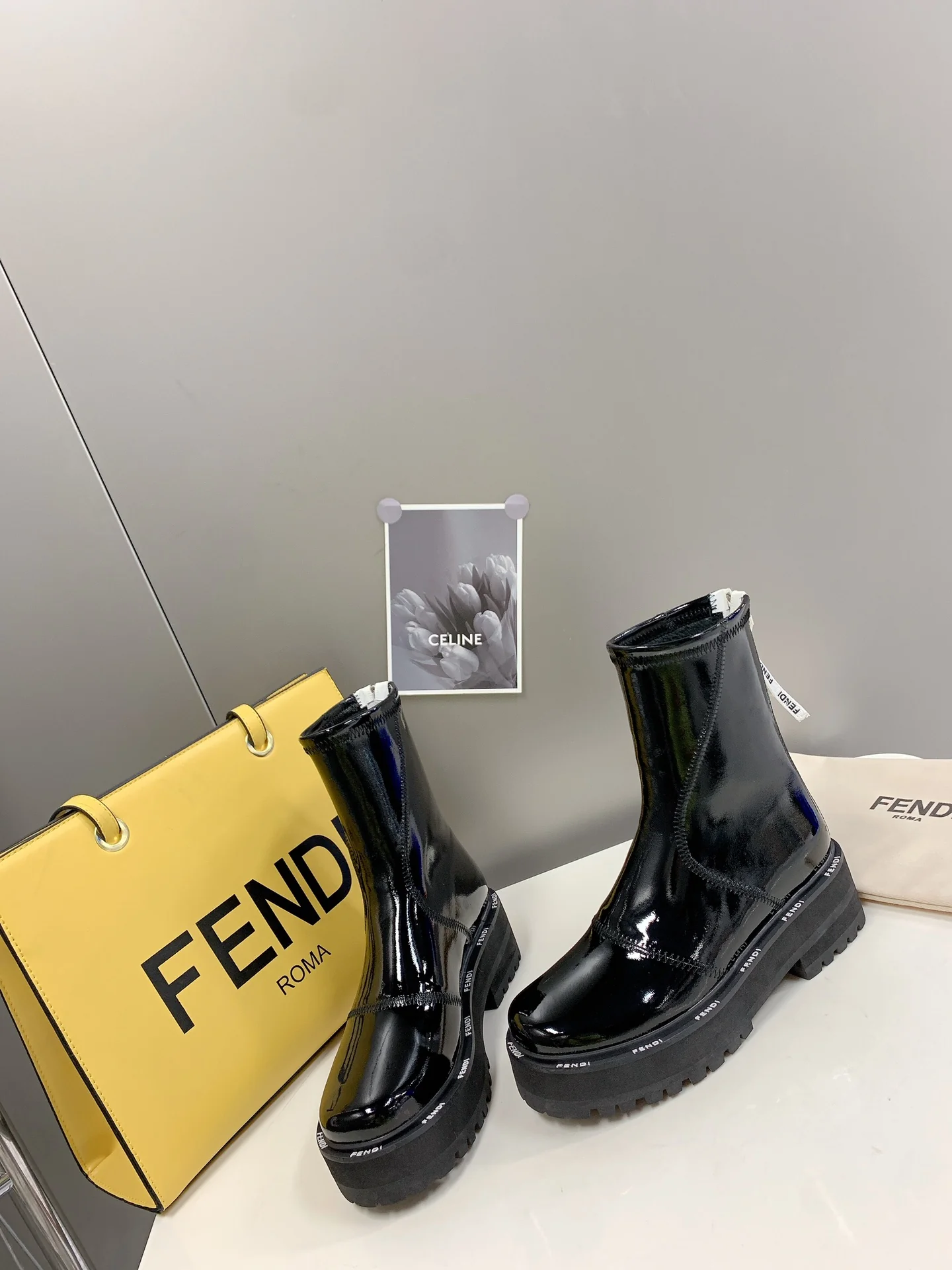 Лакированные сапоги Fendi до середины икры