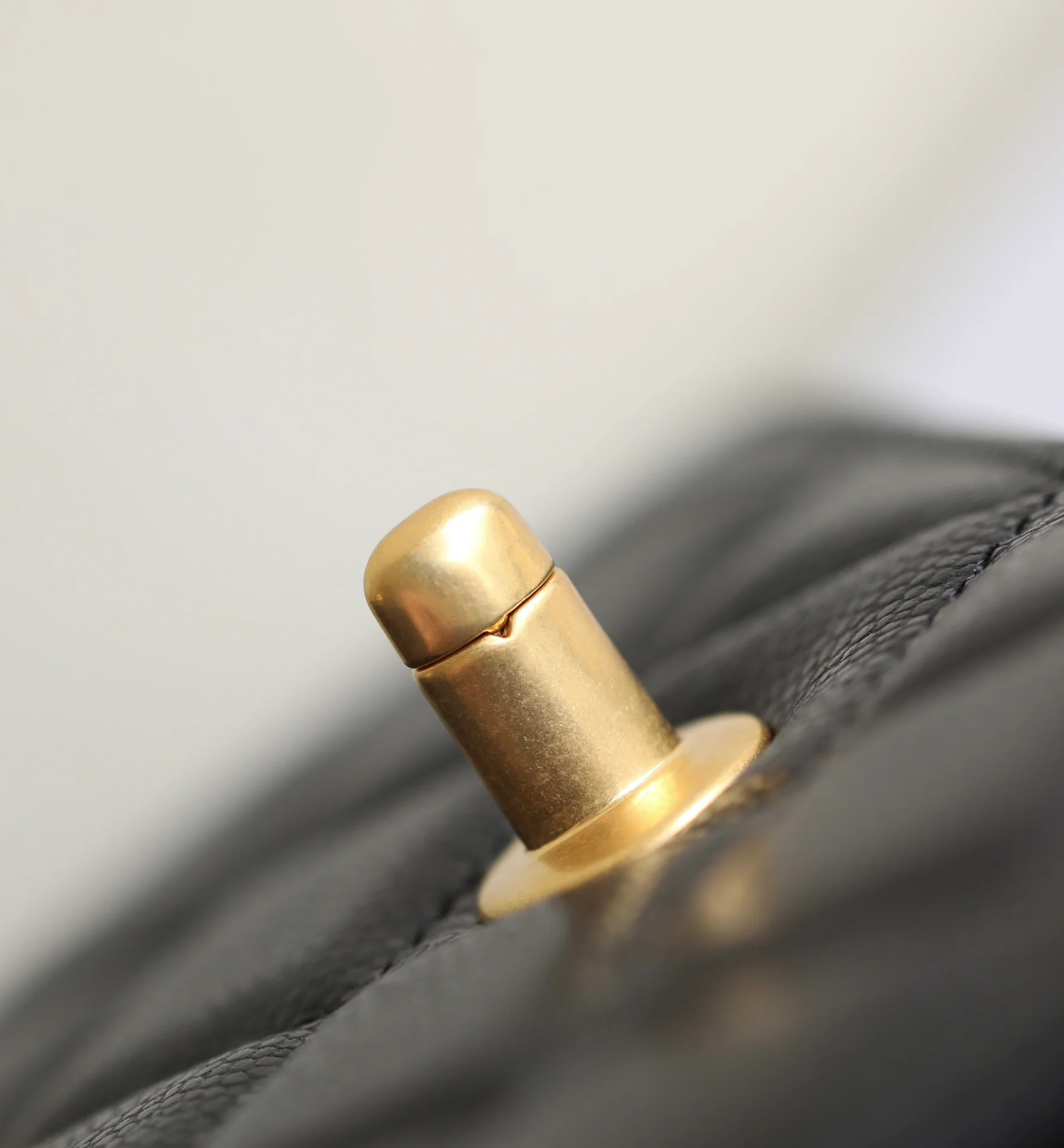 Мини-сумочка Chanel с клапаном и ручкой - черная