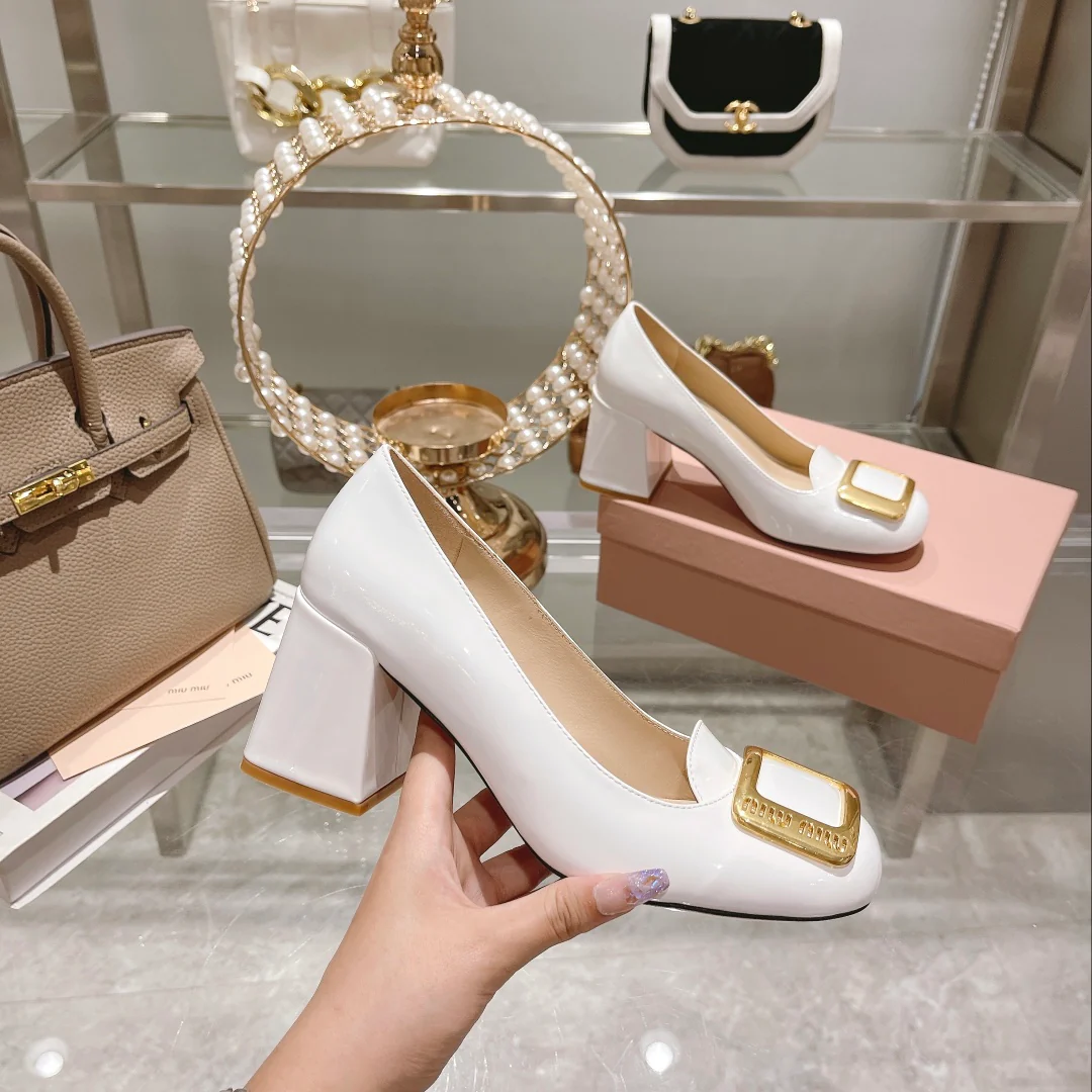 Новинка сезона осень/зима 2022 от Miu Miu - Туфли с квадратным носком и массивным каблуком - Белые