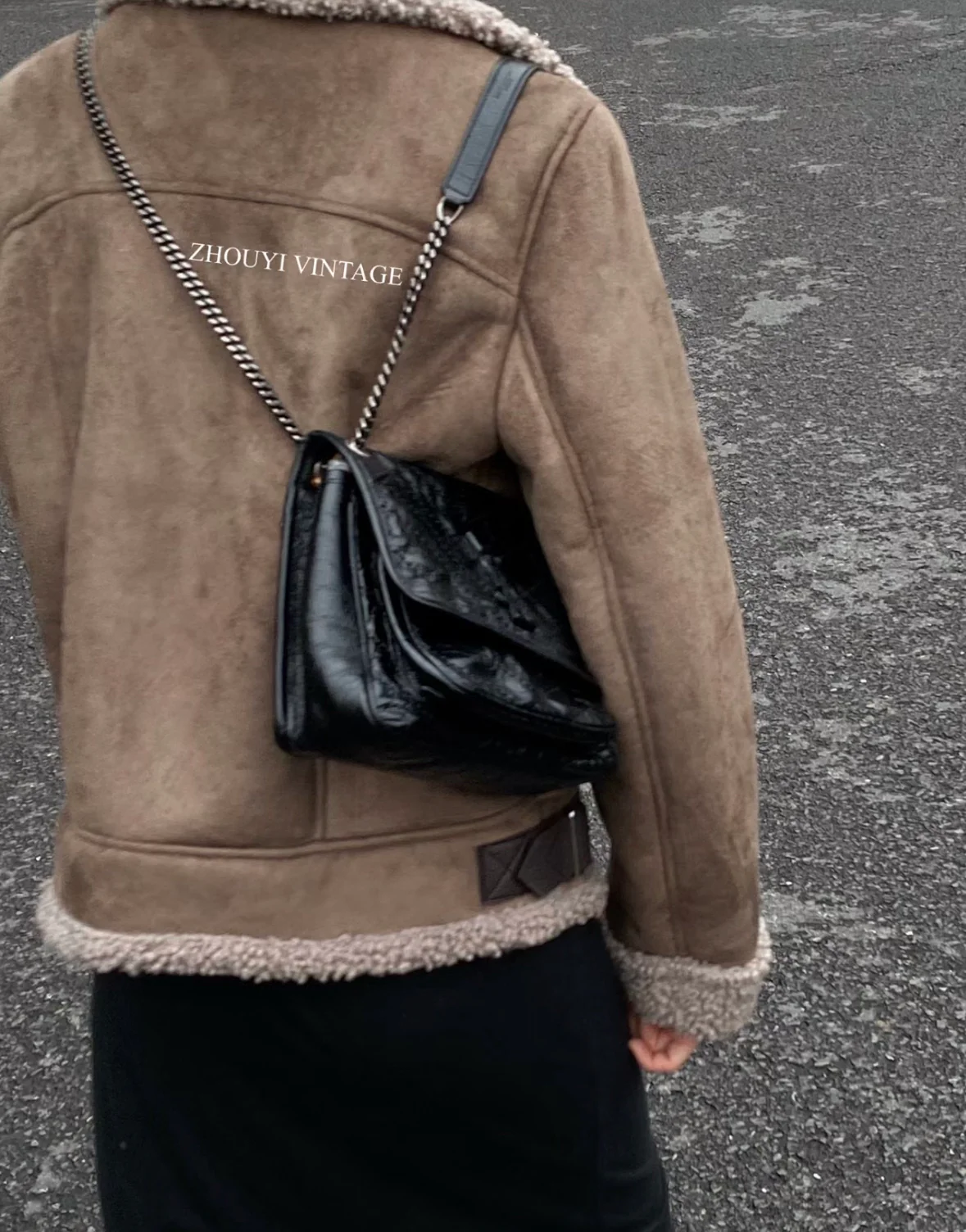 YSL Niki Baby, кожаная цепочка 22 см, черная, с эффектом состаренного серебра - на фото.