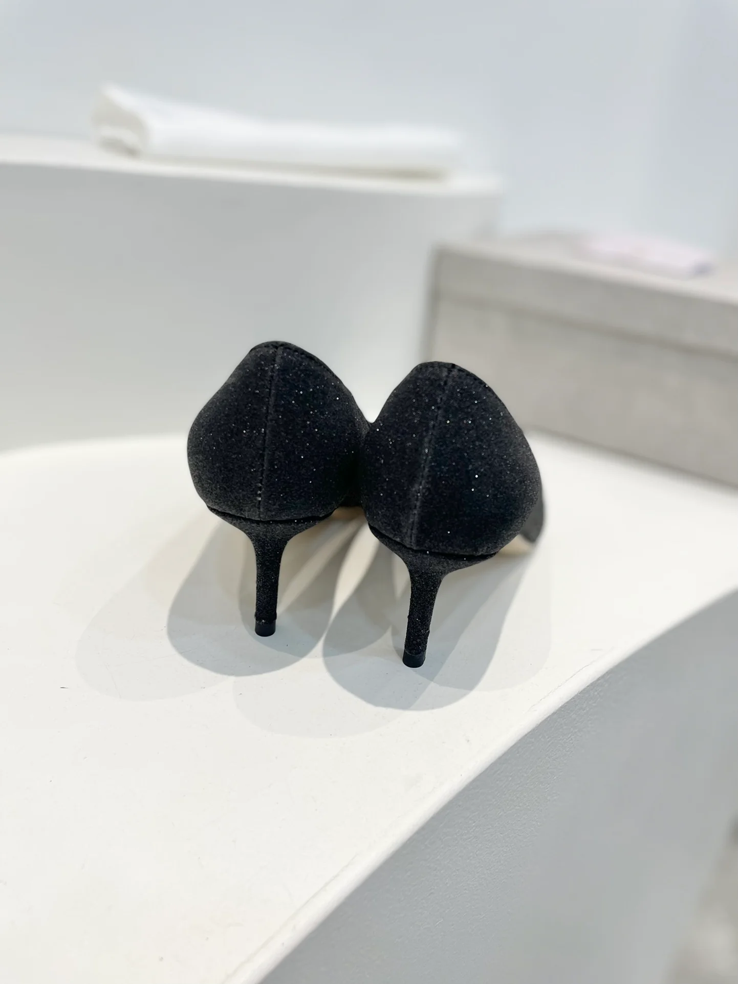 Туфли-лодочки Jimmy с острым носком на шпильке - черные