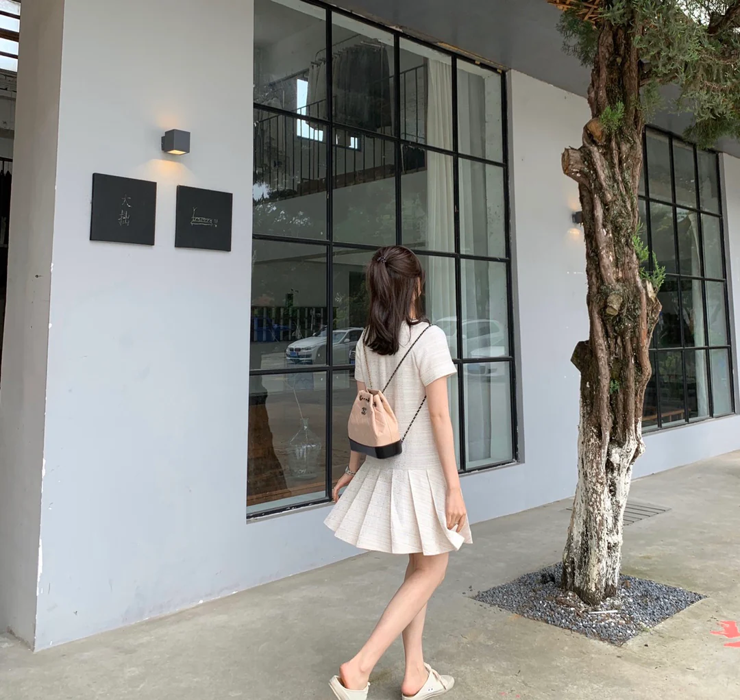 Маленький рюкзак-хобо Chanel — бежевый и черный.