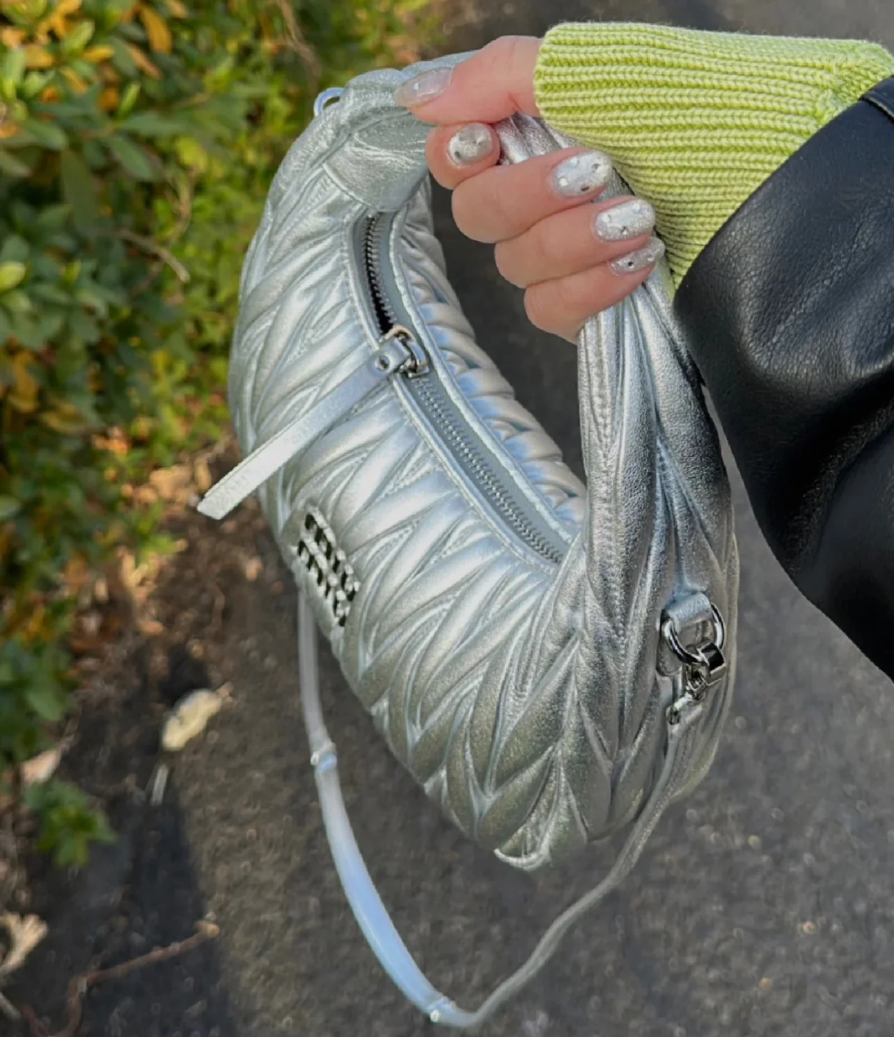 Сумка Miu Miu Wander — подборка фотографий, демонстрирующих людей, носящих её.