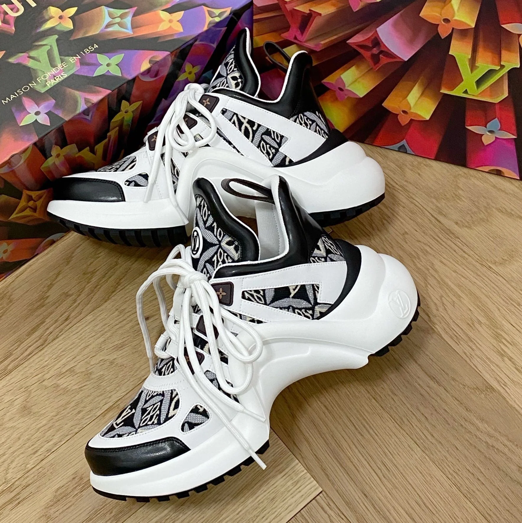 Обувь LV - массивные кроссовки с вышивкой LV - черно-белые