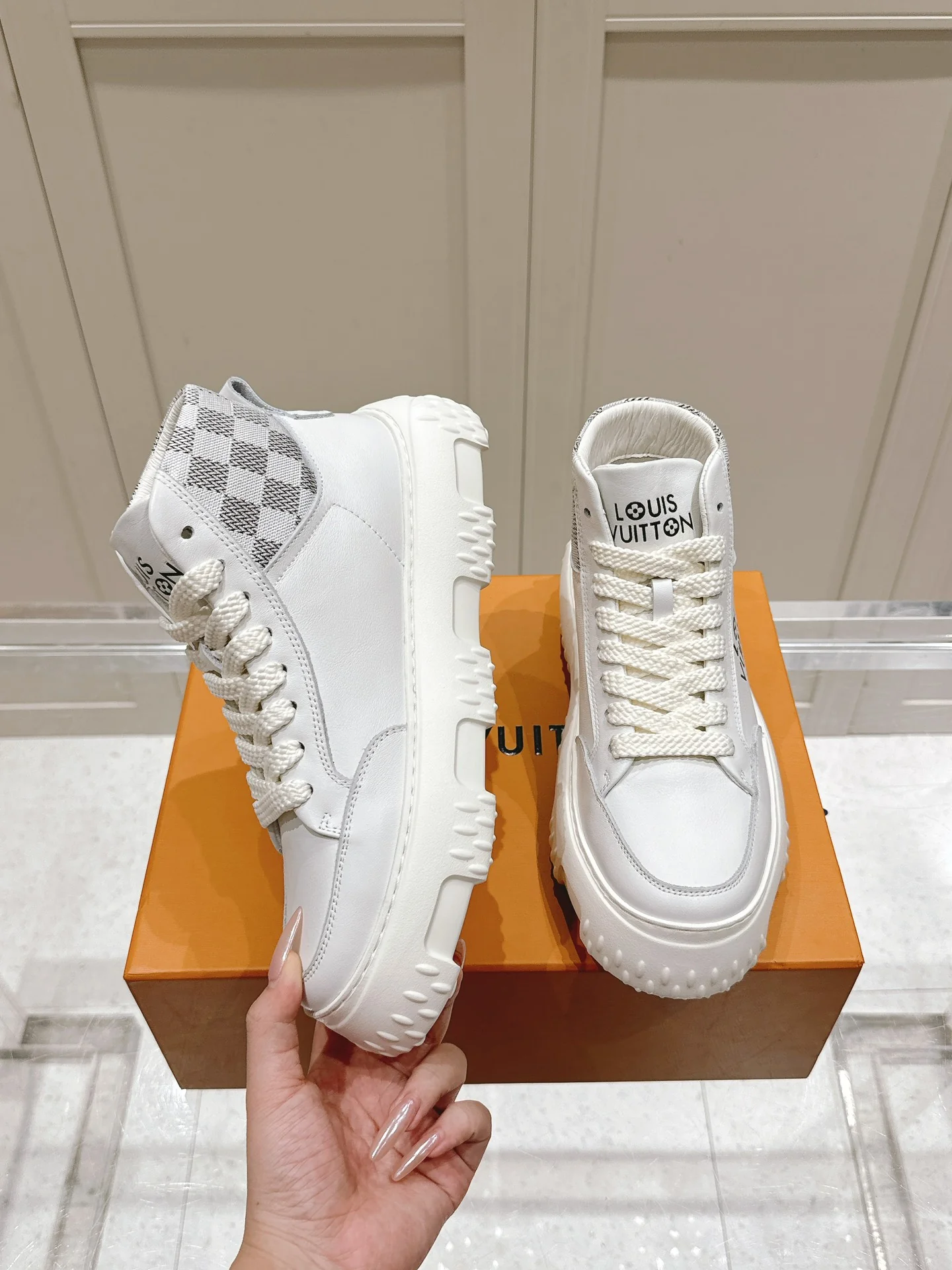 Высокие кроссовки LV-2024 - белые