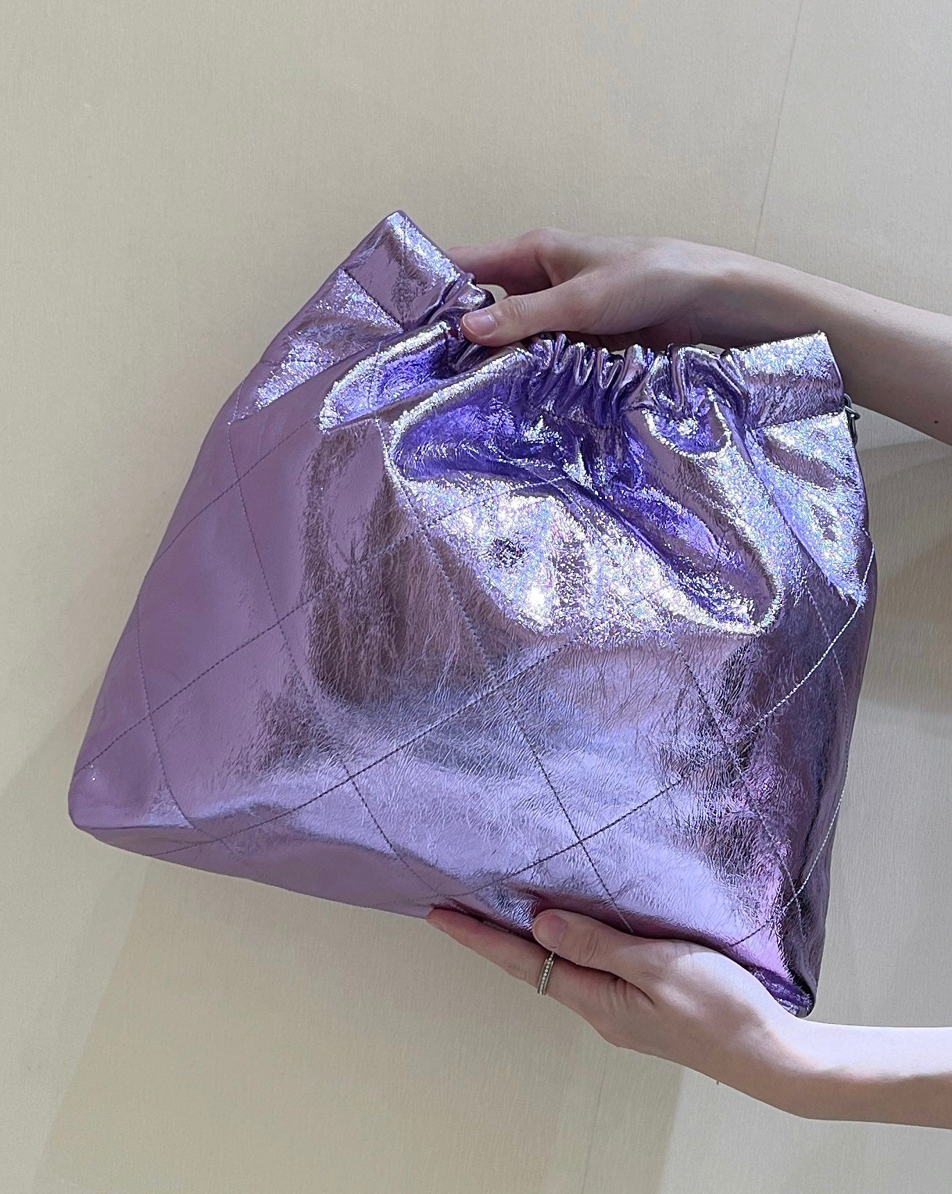 Мусорный мешок Chanel 25c из металлизированной кожи - фиолетовый