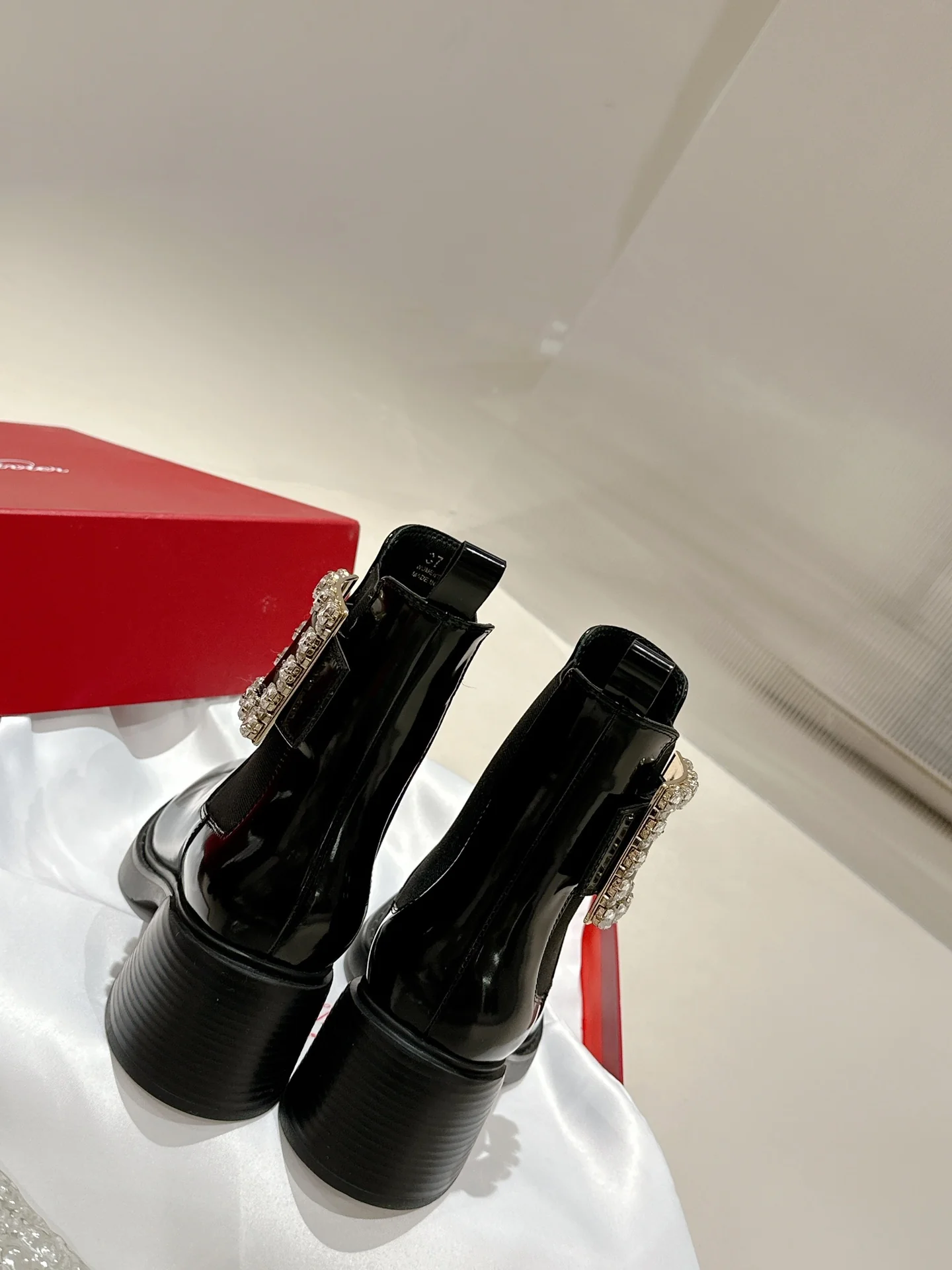 Ботильоны RV-2024 из лакированной кожи с бриллиантовой пряжкой - черные