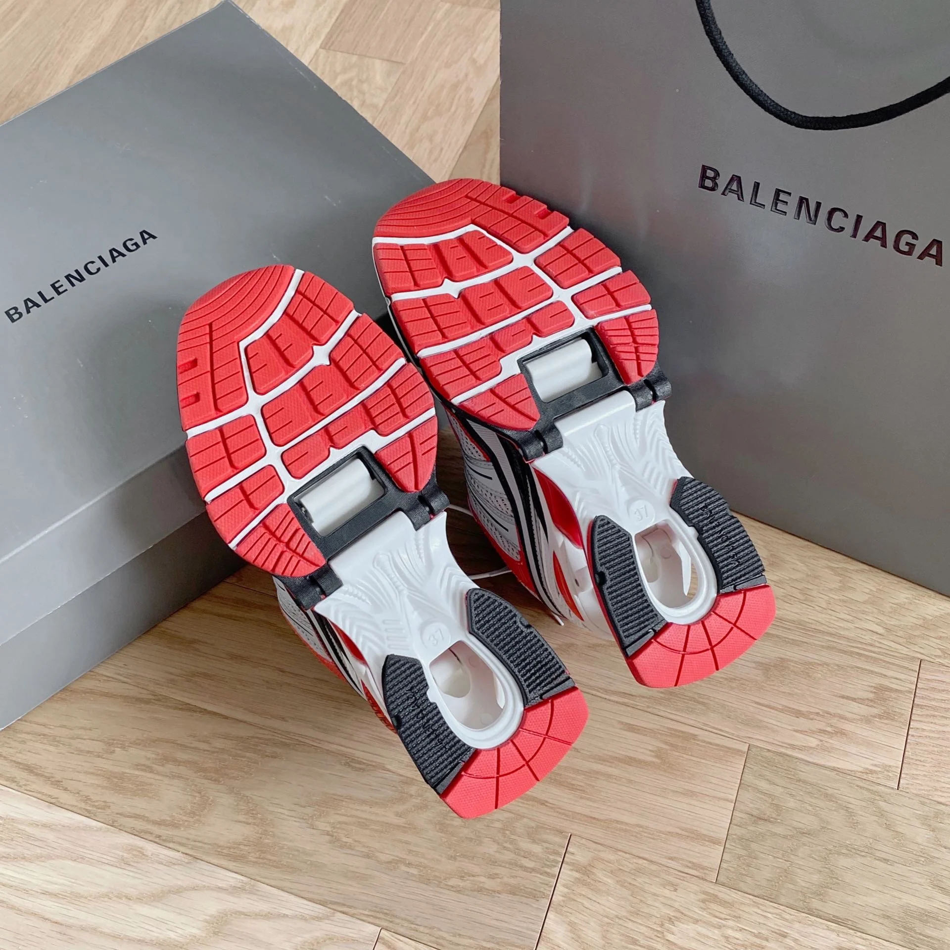 Кроссовки Balenciaga Retro Spring-Style Dad Shoes - серые и красные