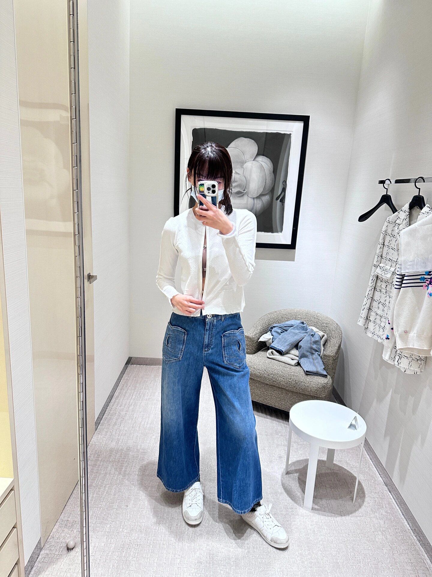 Новые джинсы Chanel 2403-24 с карманами и прямым кроем