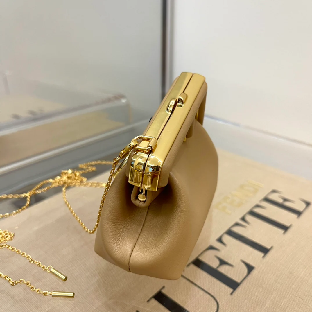 Первый шарм Fendi - светло-коричневая кожа наппа.