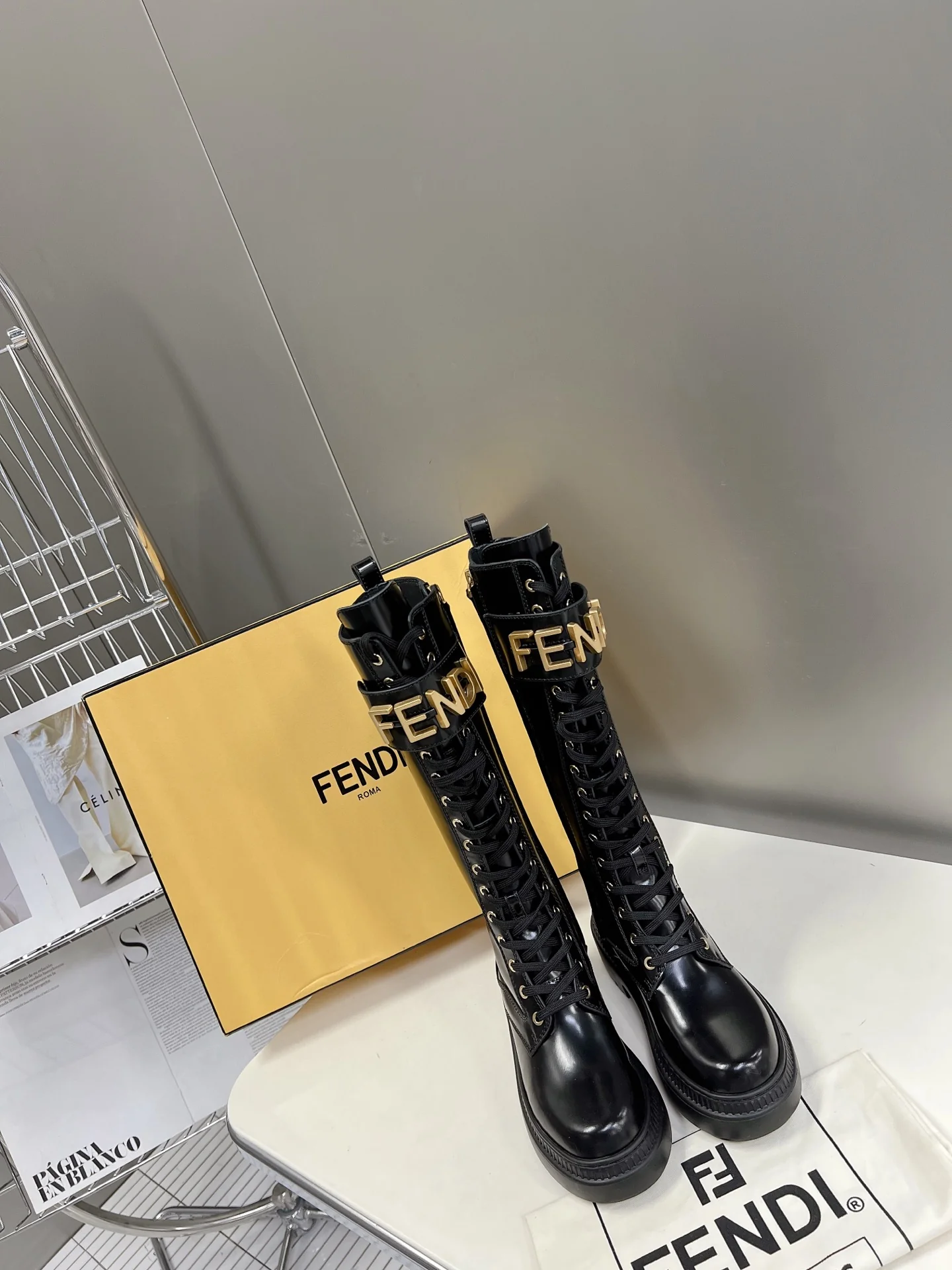 Новинка весны 2022 года от Fendi — Ботинки Martin на шнуровке с пряжкой в ??виде буквы — Черные