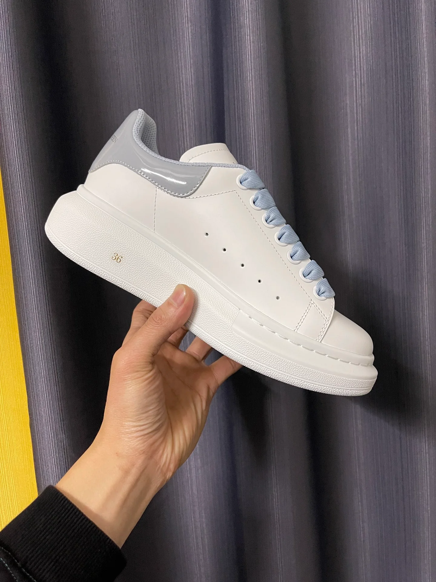 Классические белые кроссовки McQueen - унисекс - на каблуке из синей лакированной кожи - 1