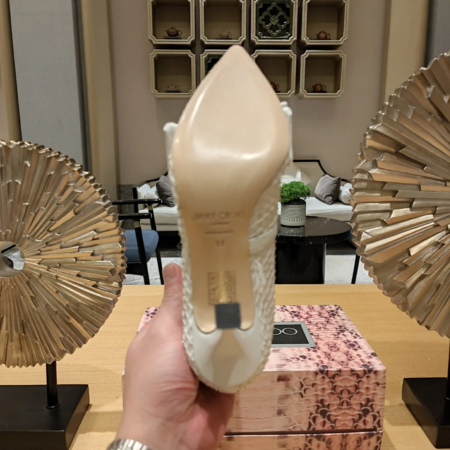 Ботильоны Jimmy Mesh на высоком каблуке, украшенные стразами и кристаллами.