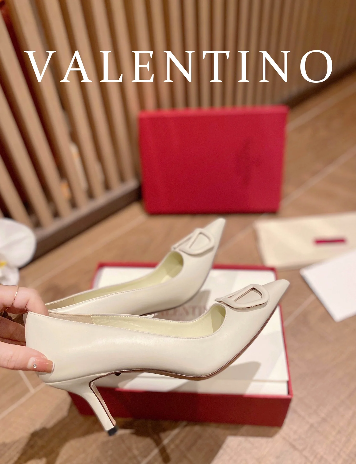 Кожаные туфли на каблуке Valentino с V-образной пряжкой - белые - 1