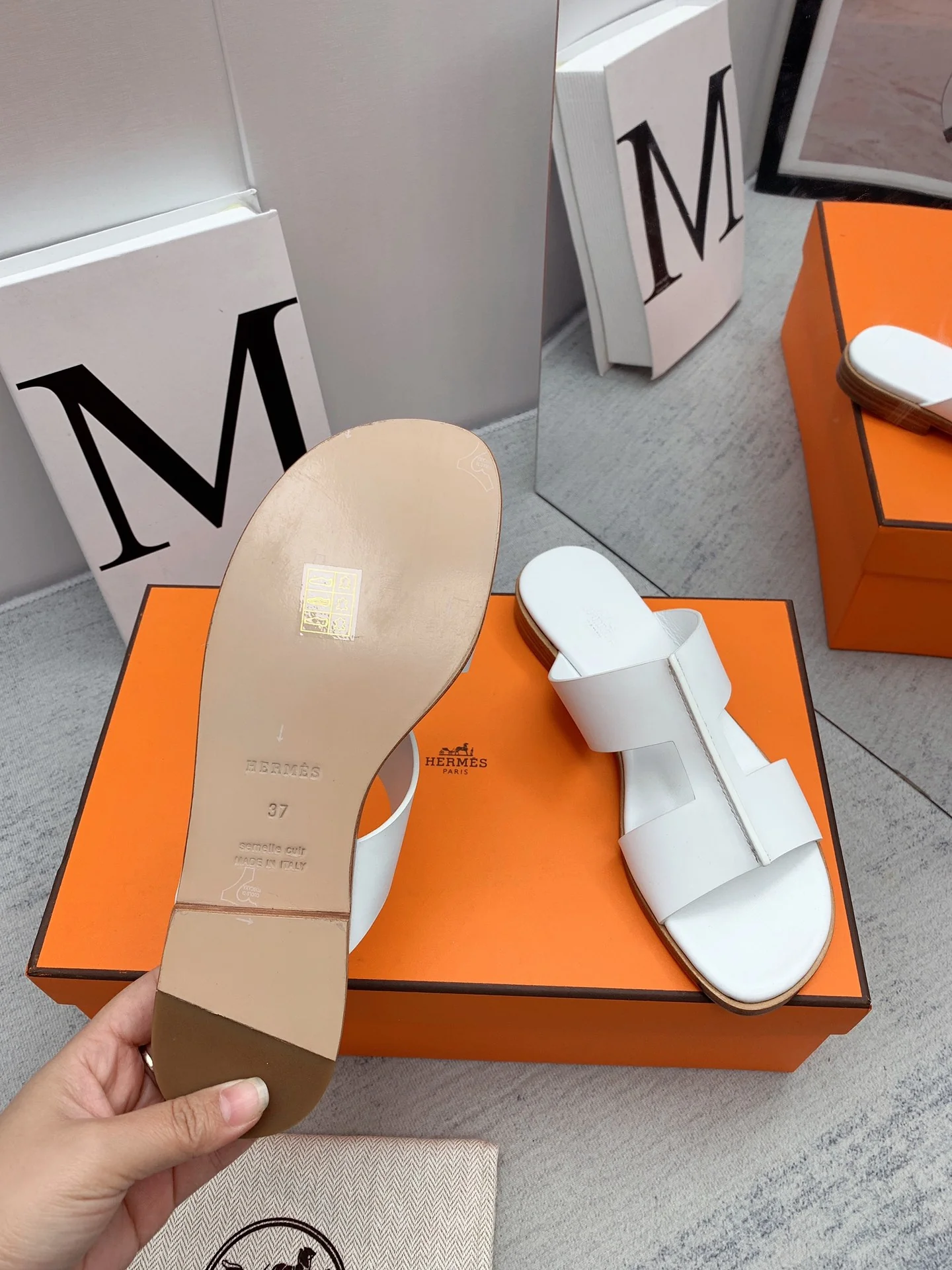 Новинка сезона осень/зима 2022 от Hermes - Сандалии на плоской подошве - 1