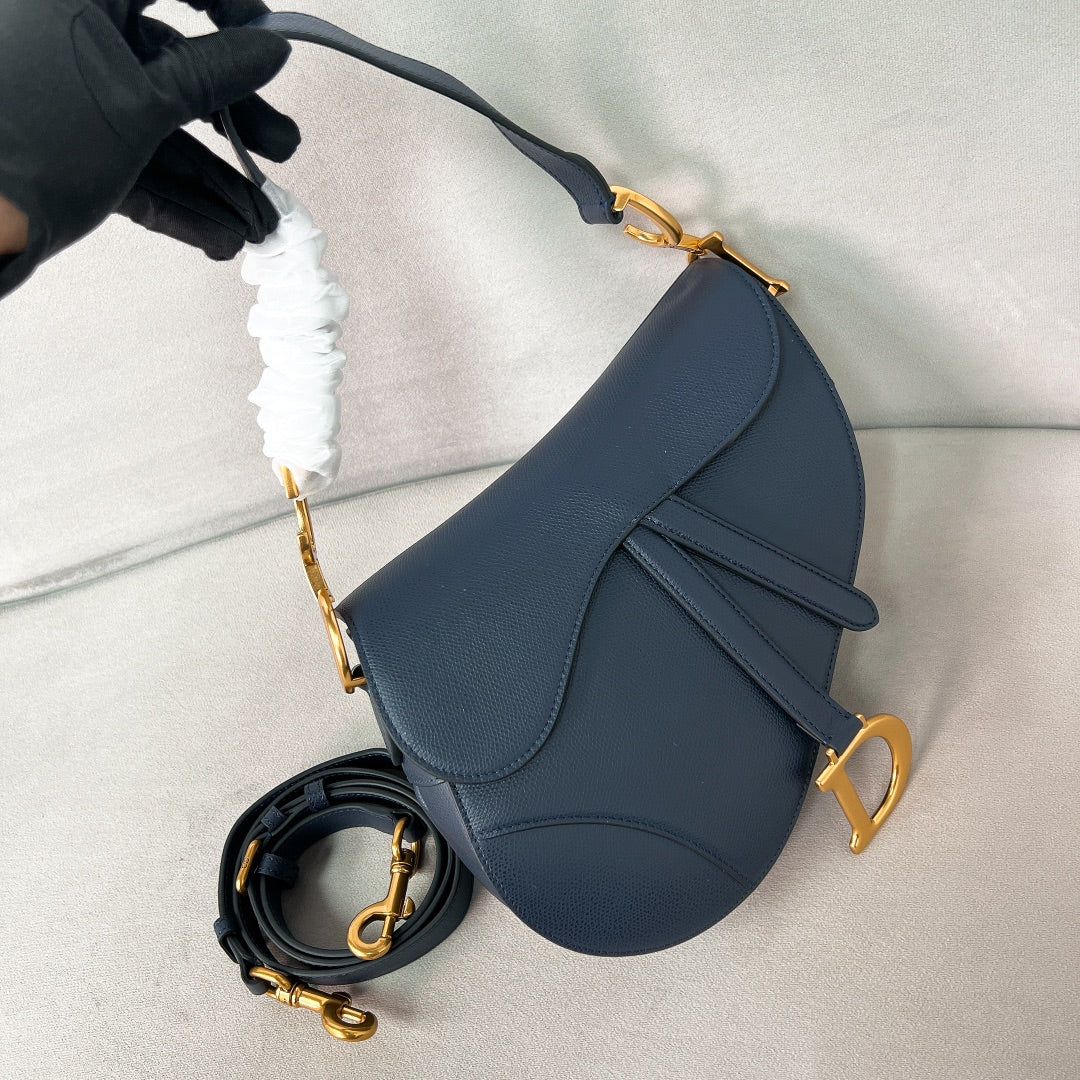 Сумка Dior Saddle Bag, большая, темно-синяя с золотой пряжкой.