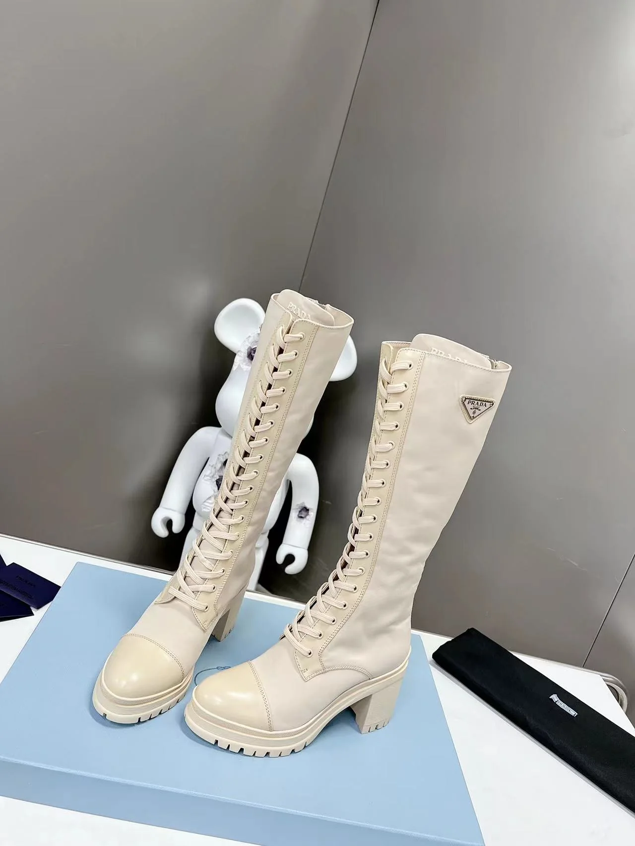 Chanel - Новинка весны 2022 года - Ботинки на шнуровке на массивном каблуке - Белые