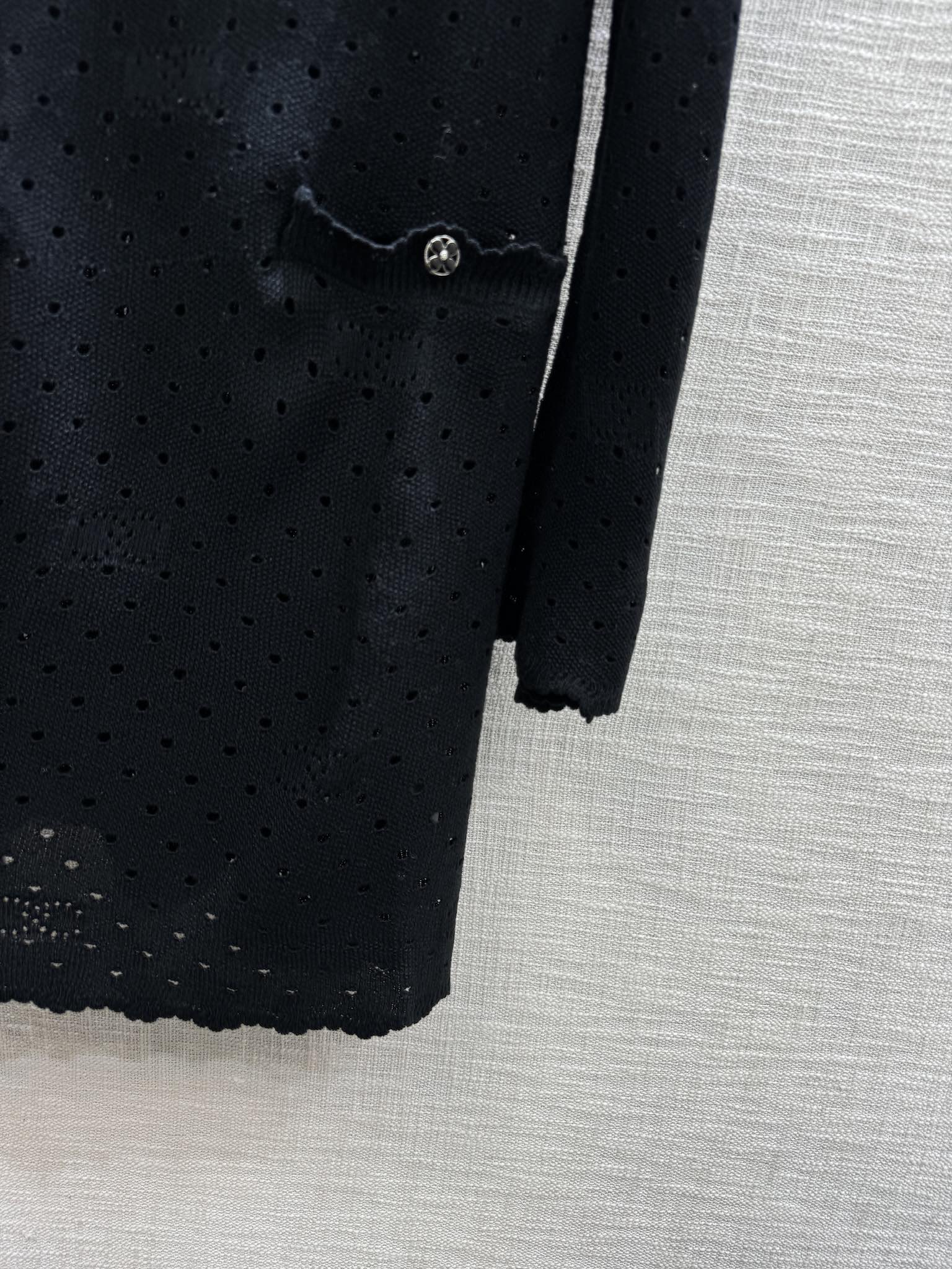 Chanel 2403 - Платье из ажурной вязки с двойной буквой С - Черное