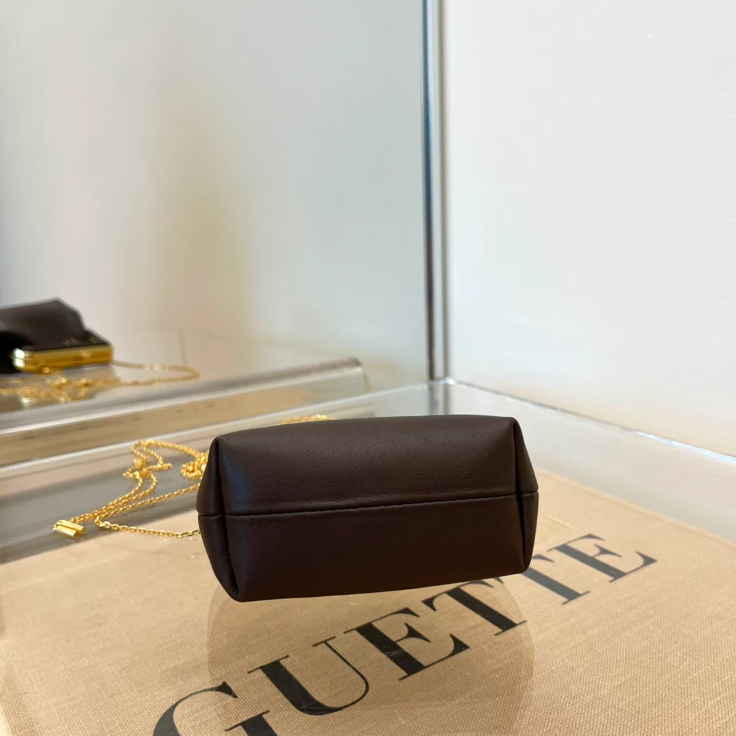 Первый шарм от Fendi - темно-коричневая кожа наппа.