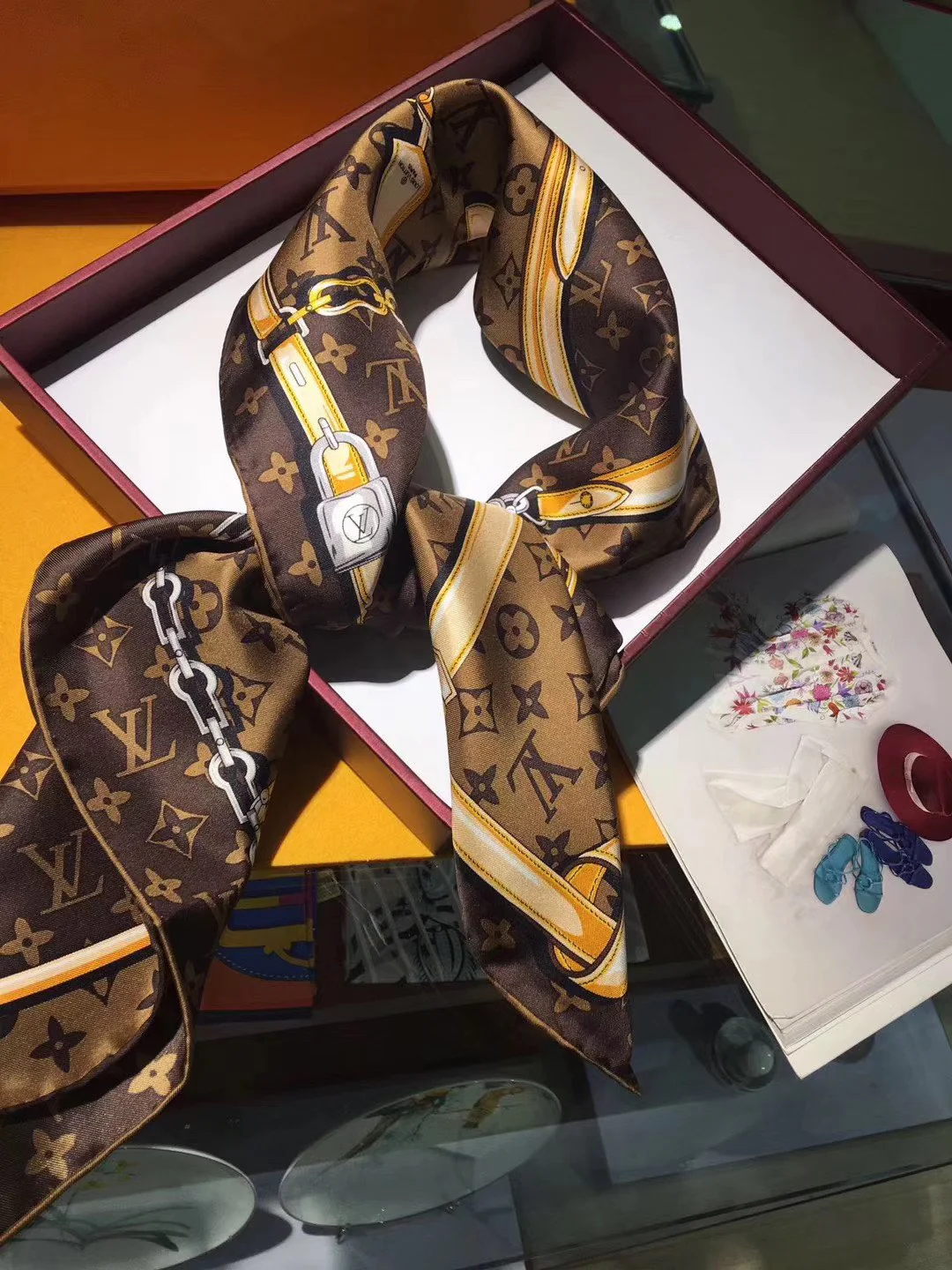 LV - Непревзойденный бестселлер - Шелковый шарф (90%) - 1 шт.