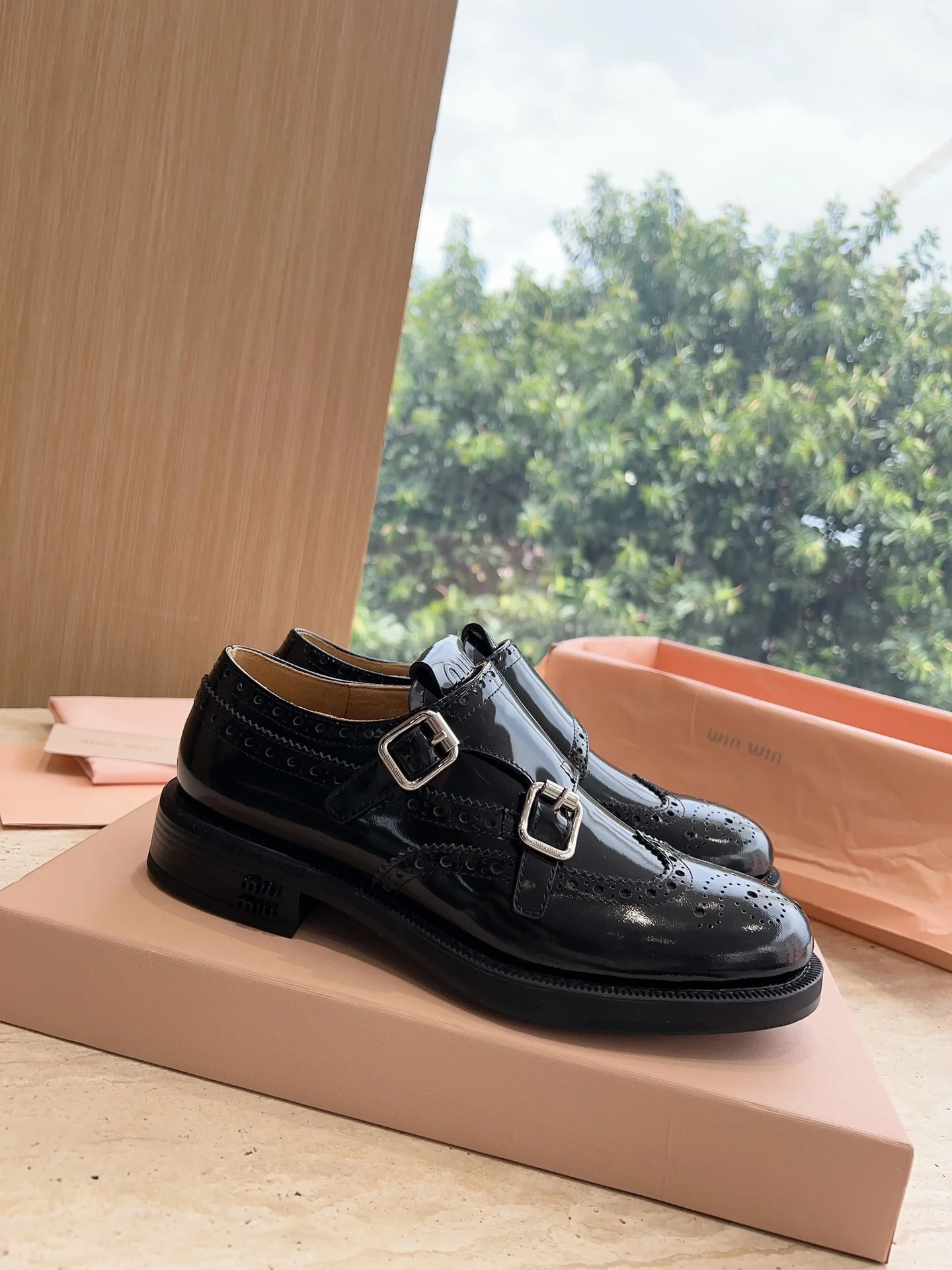 Miu Miu - Новинка 2023 года - Лоферы на шнуровке в британском стиле