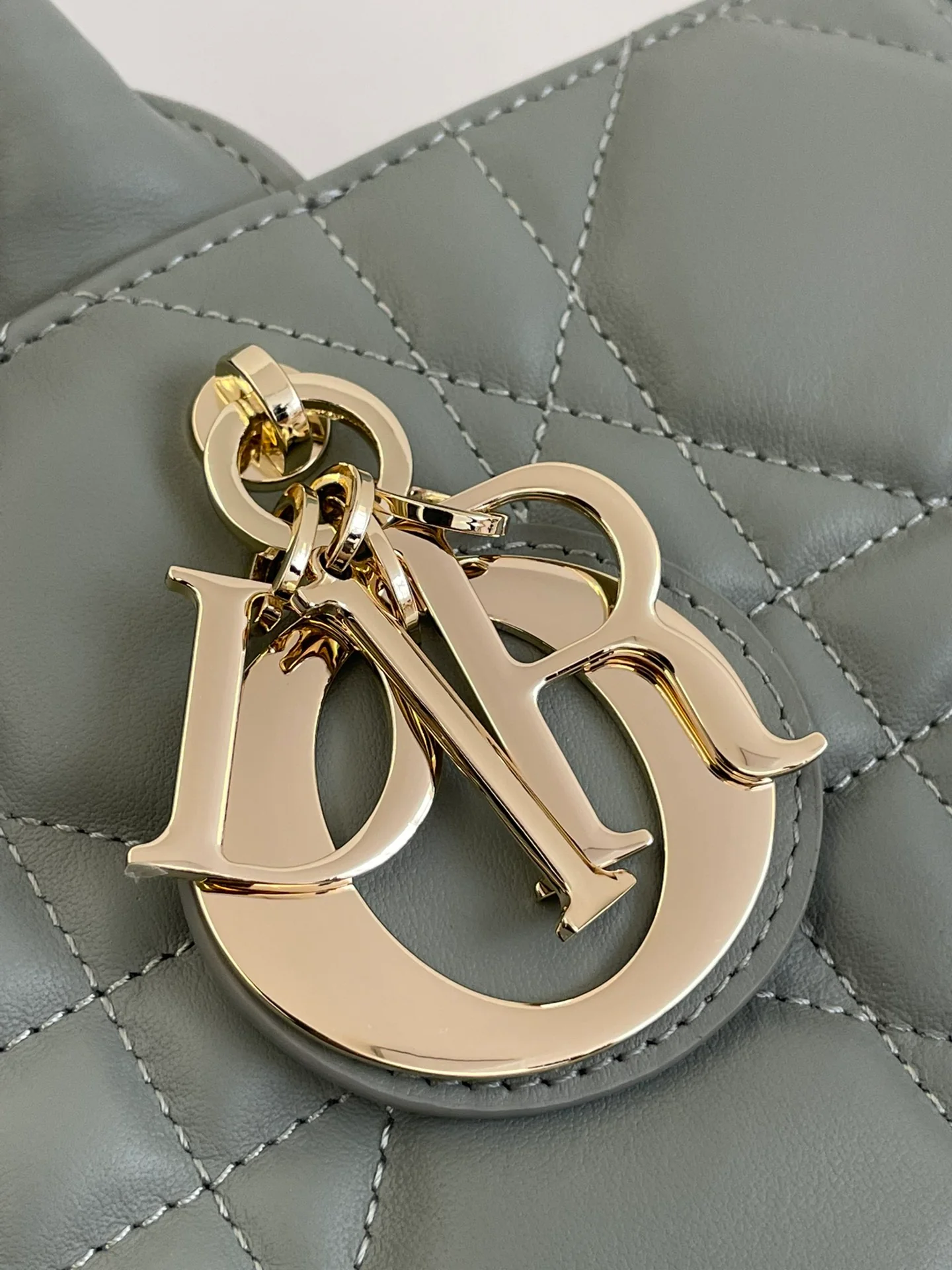 Средняя стеганая сумка-тоут Dior из телячьей кожи - цвет 