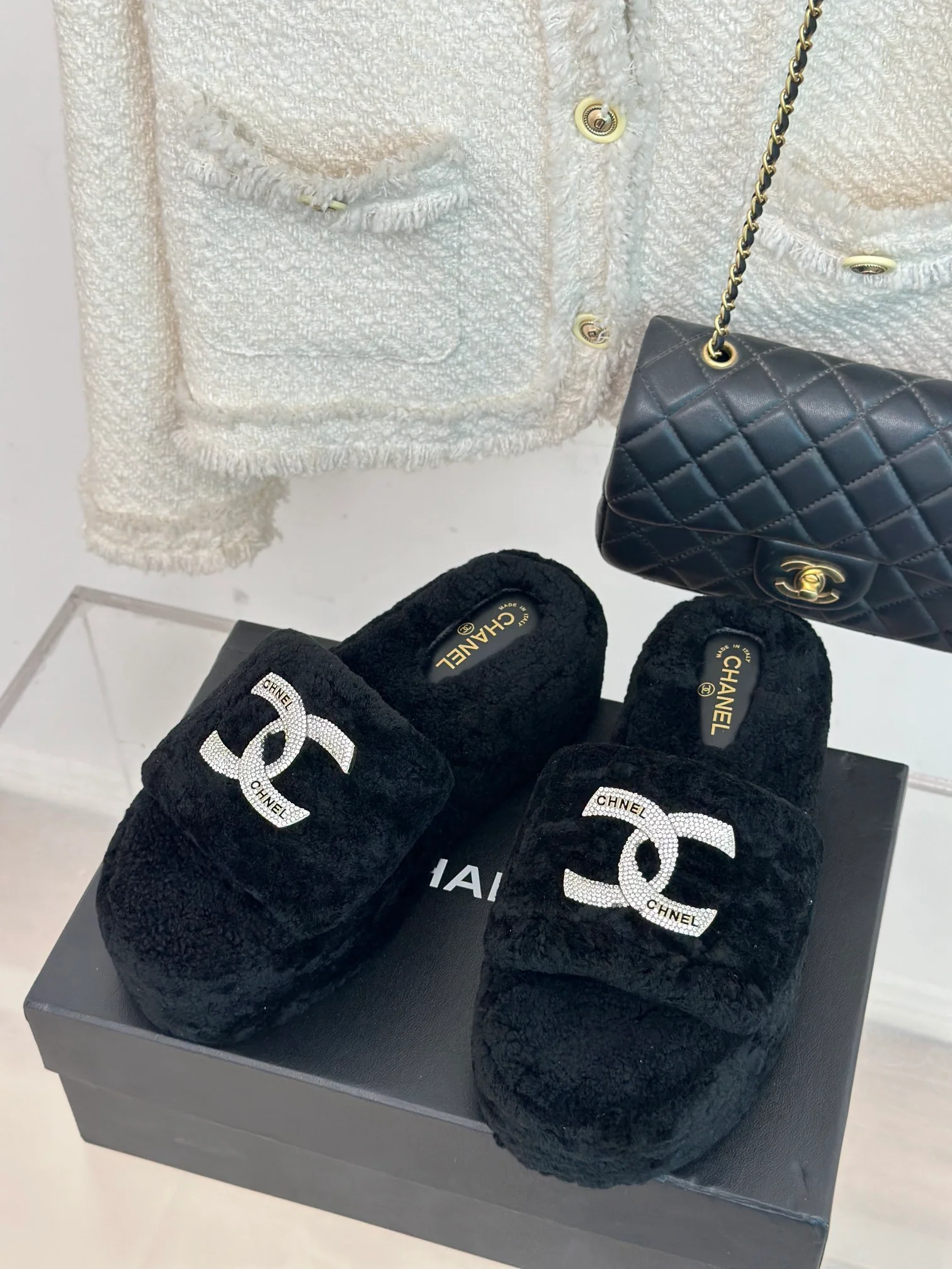 Классические всесезонные домашние тапочки Chanel Double C с меховой подкладкой и открытой пяткой - черные.