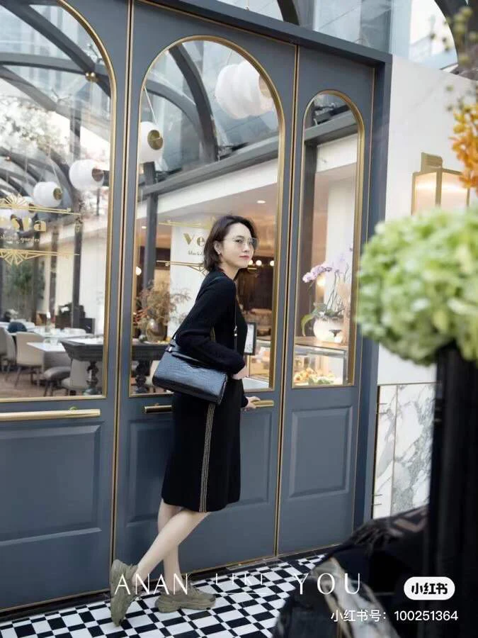 Сумка YSL Manhattan - фурнитура из золотистого материала с тиснением под крокодиловую кожу.