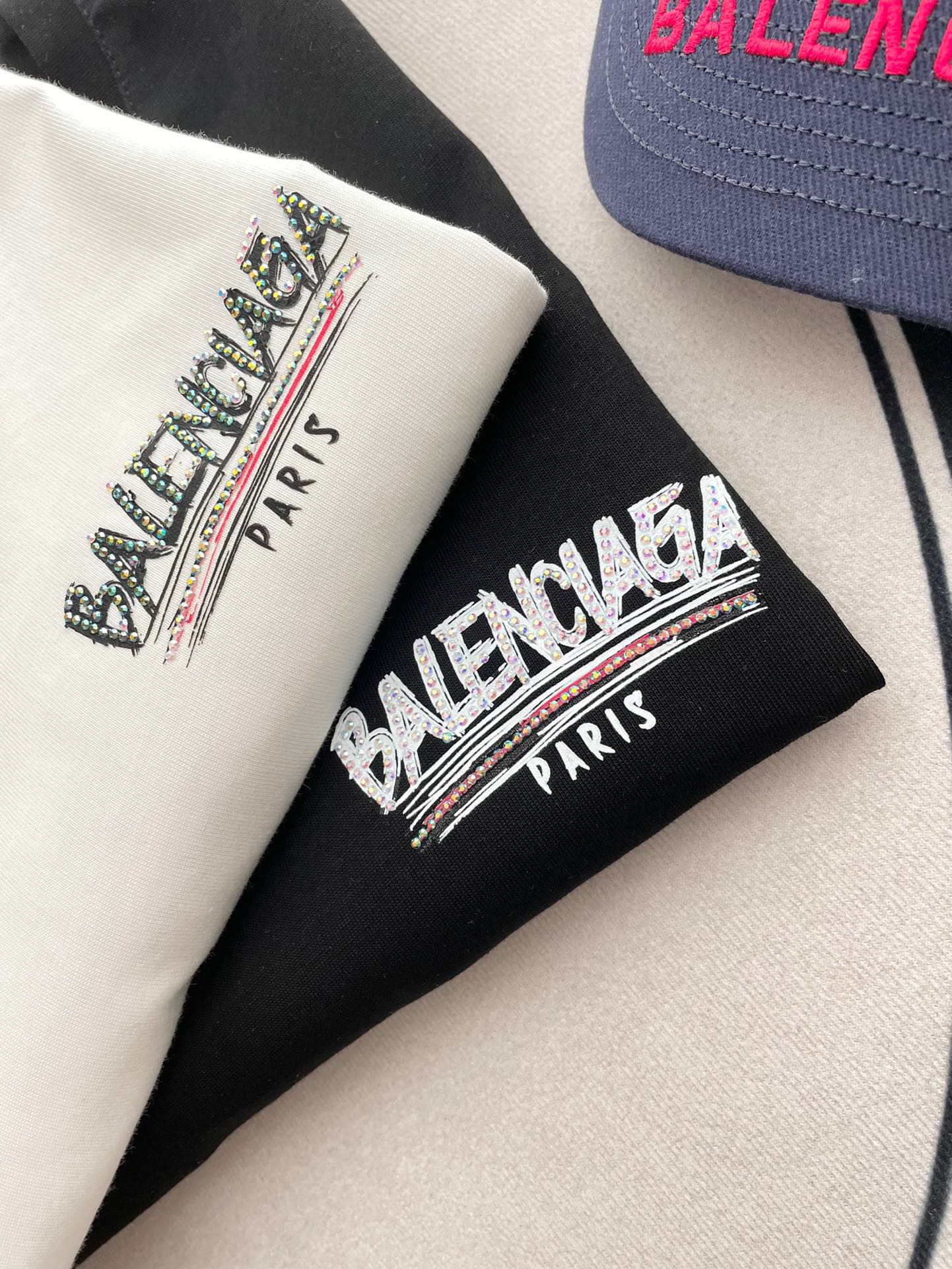 Футболка Balenciaga 2403 из хлопка с коротким рукавом, украшенная стразами и потертой надписью, свободного кроя, белая.