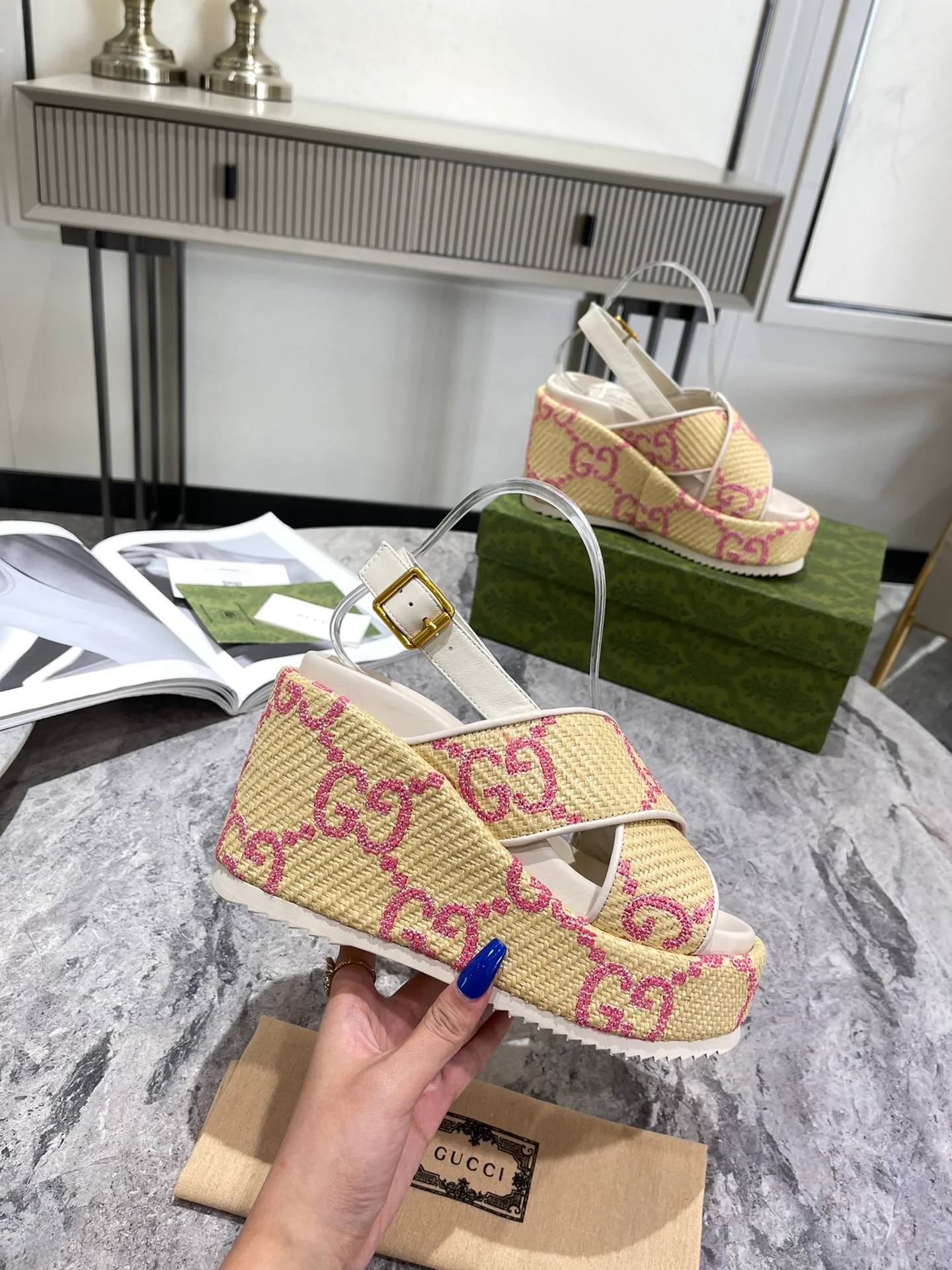 Новинка 2022 года от Gucci - Сандалии на танкетке - 1