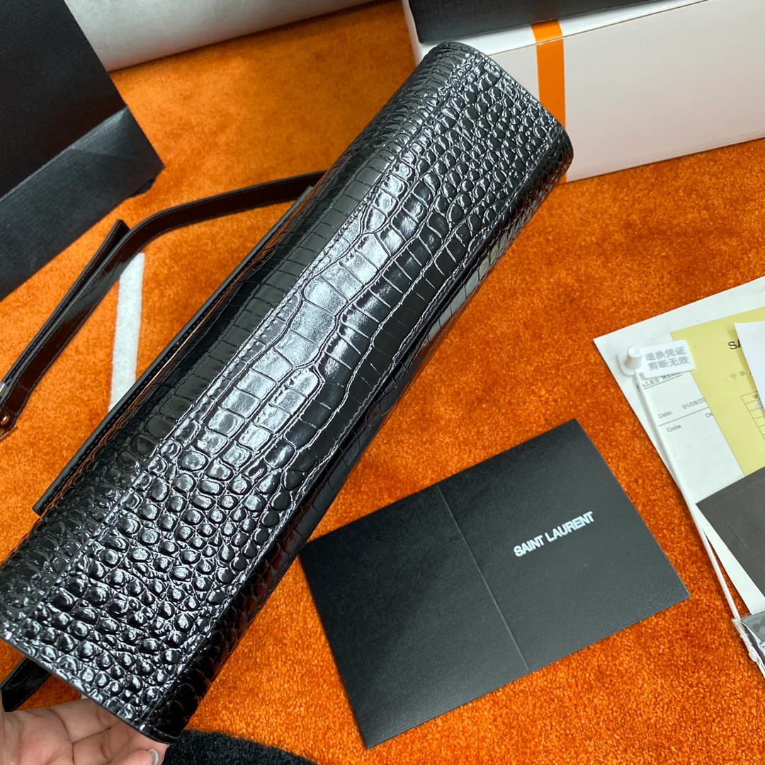 Сумка YSL Manhattan - фурнитура из серебра с тиснением под крокодиловую кожу.