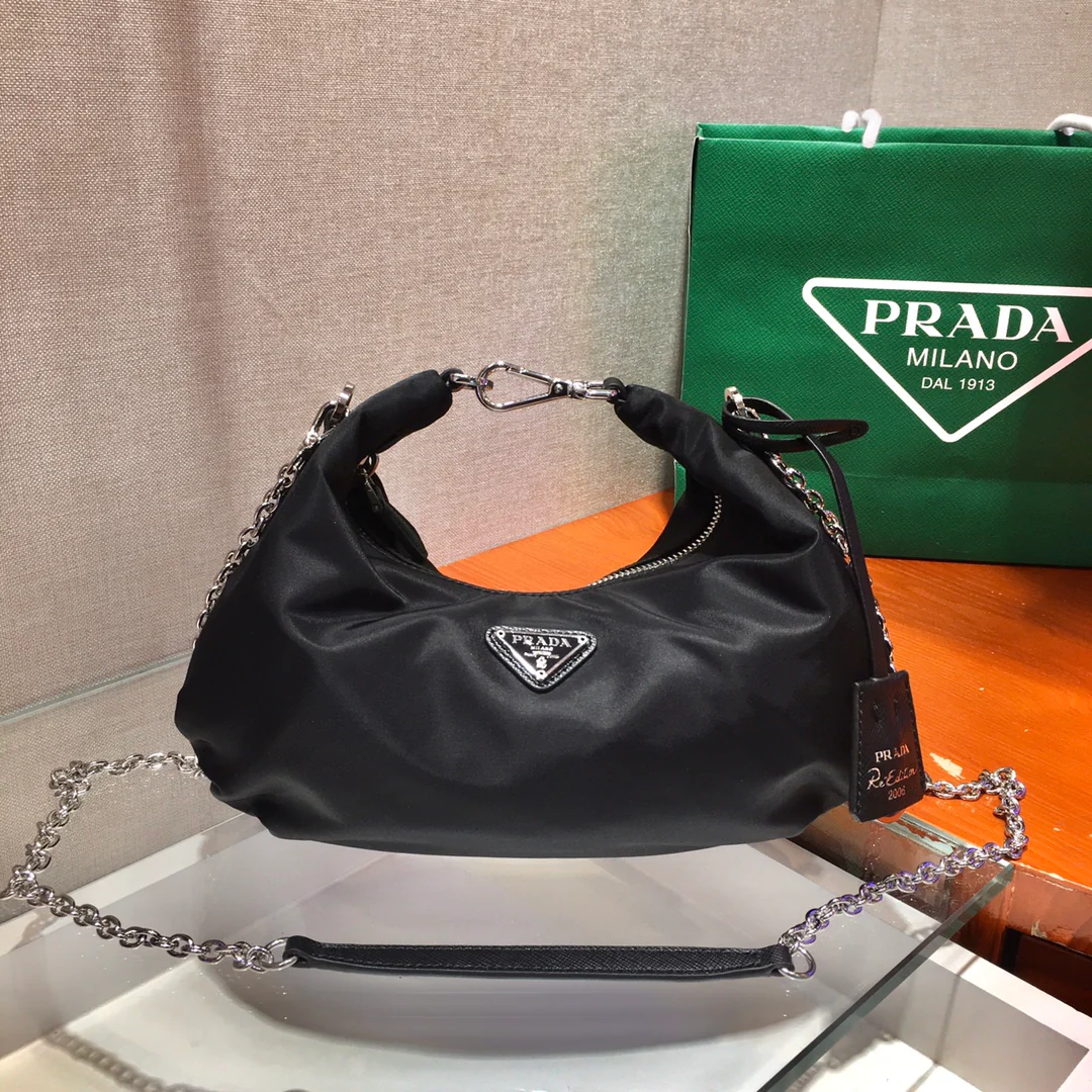 Новая сумка-хобо Prada Cloud Bag 2020 года — черная.
