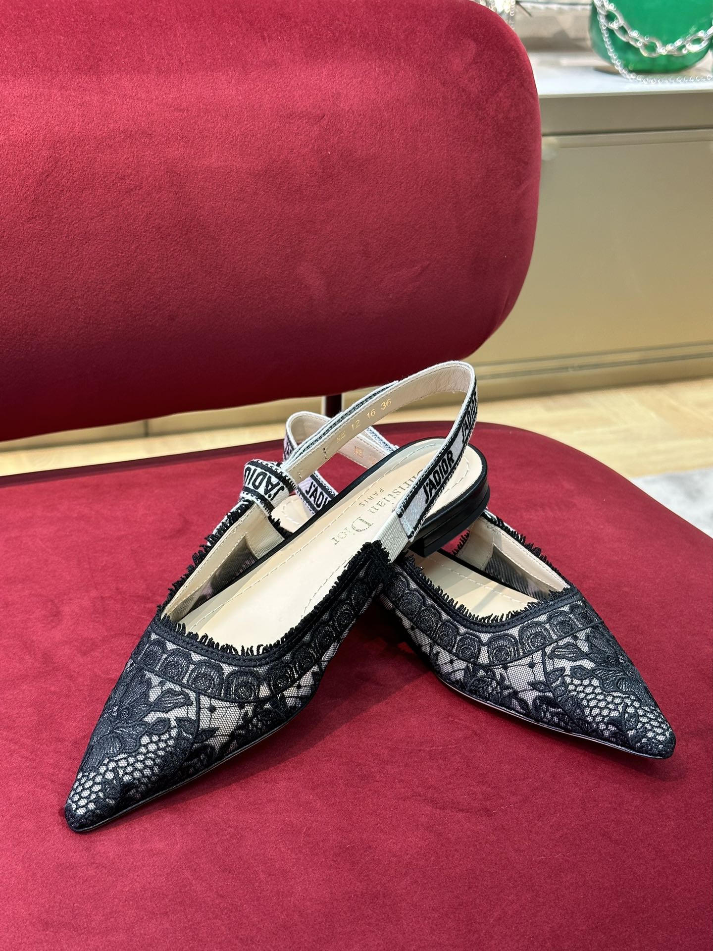 Кружевная коллекция Dior Весна/Лето 2023 - Сандалии на плоской подошве с узором из роз