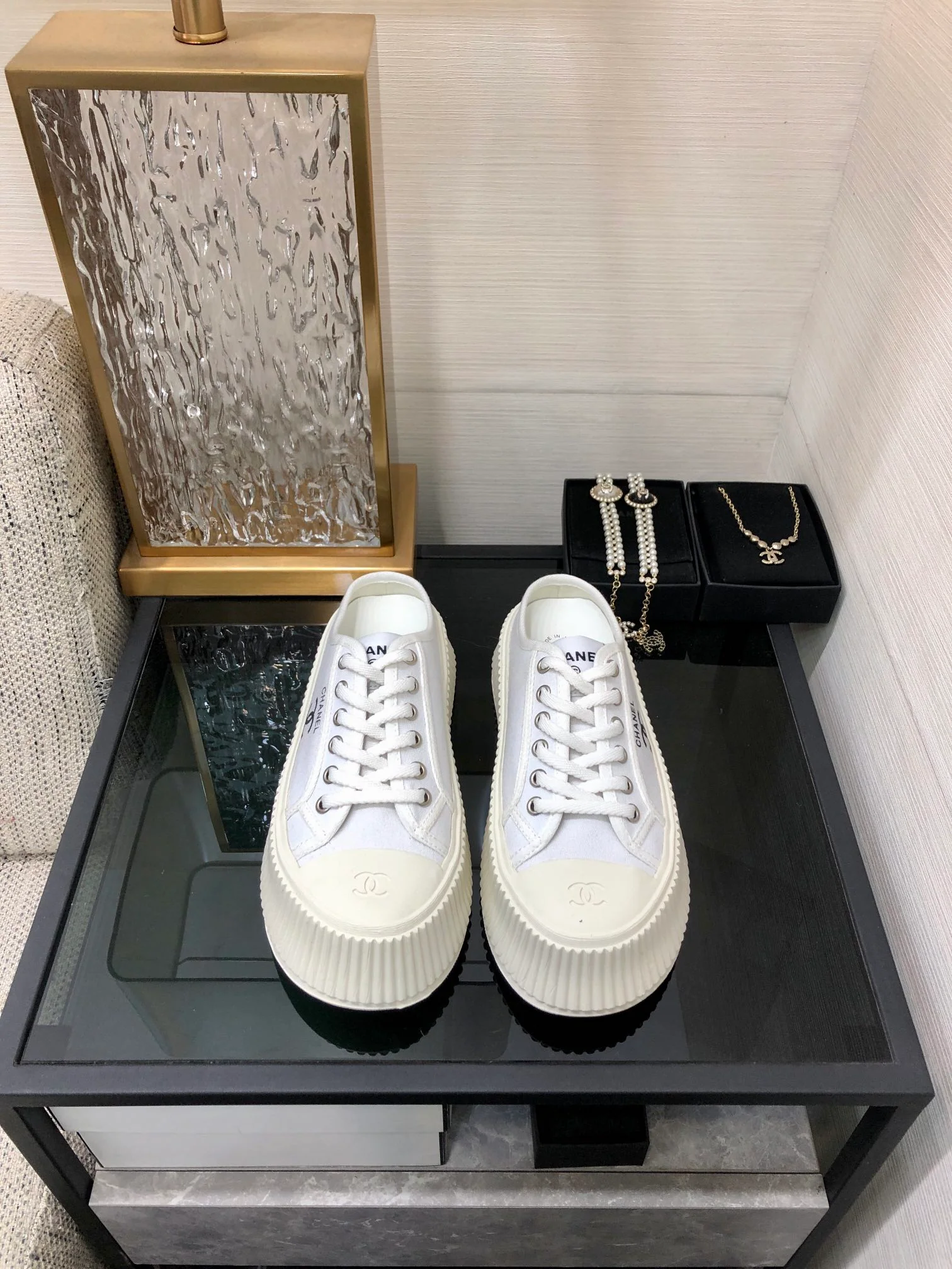 Новинка сезона весна/лето 2023 от Chanel - Тапочки на платформе из парусины - Белые