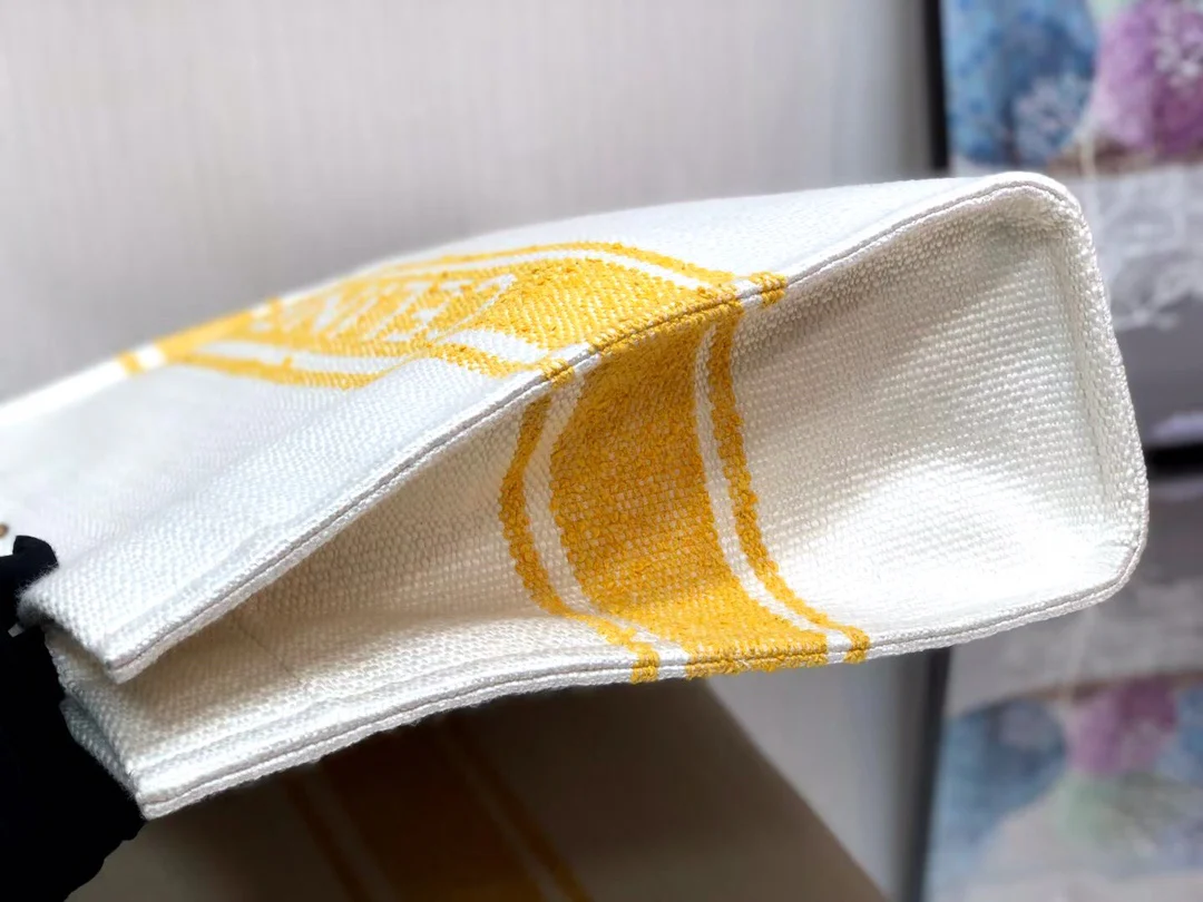 Квадратная сумка Celine Cabas Plein Soleil, изготовленная из кожи вагю и ткани.