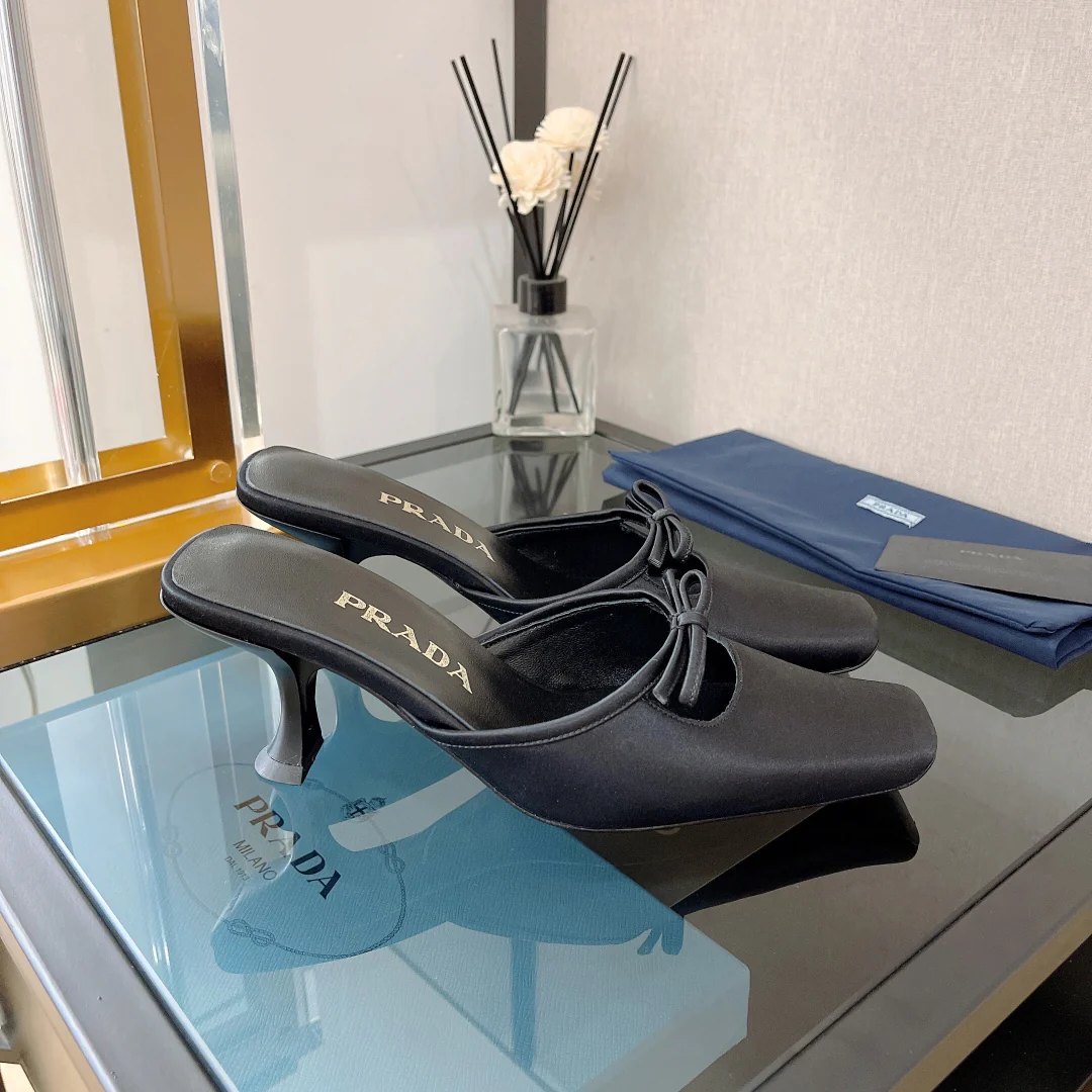 Prada - Новинка весны 2022 года - Сандалии на закрытом каблуке