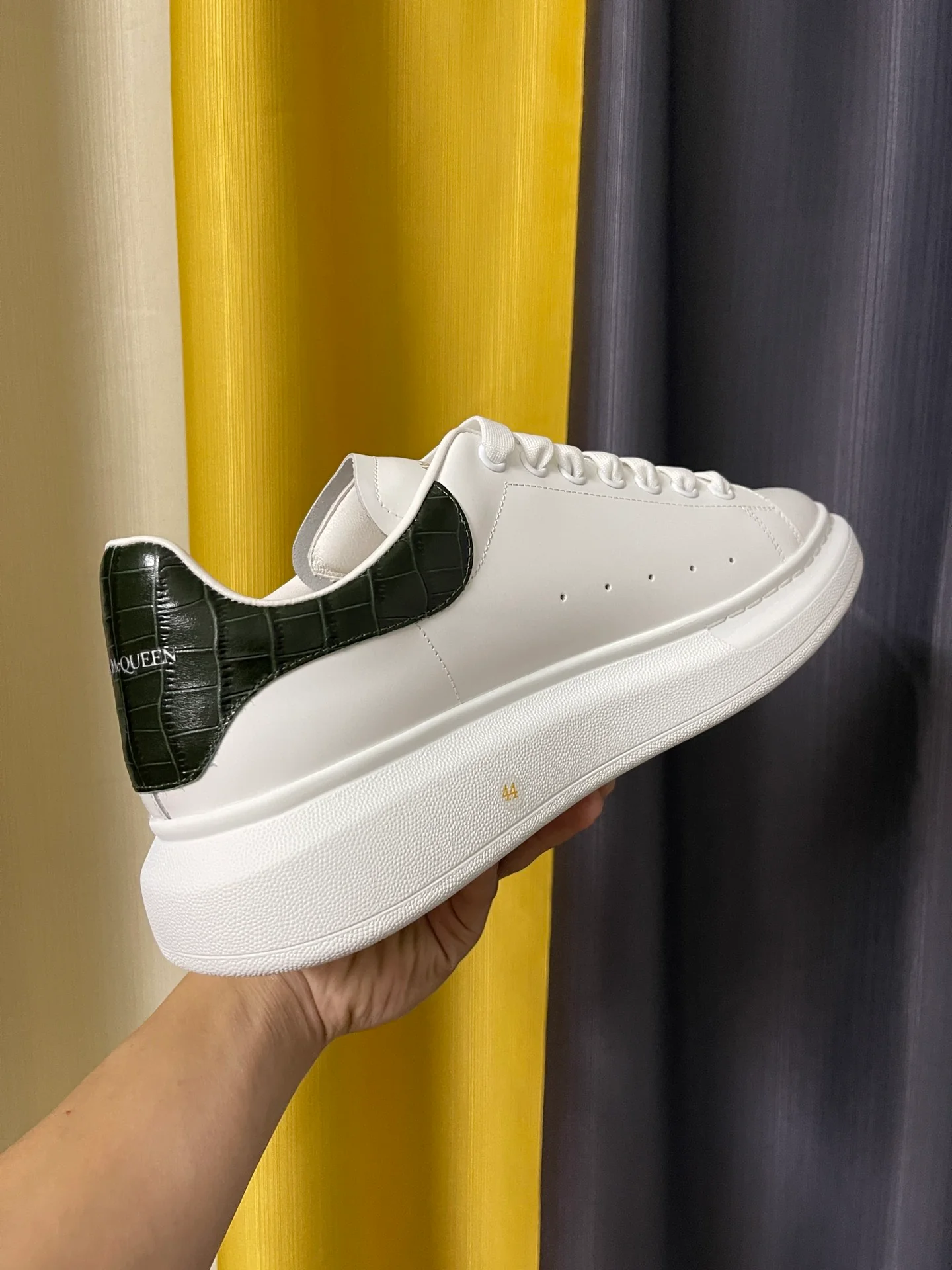 Классические белые кроссовки McQueen - унисекс - темно-зеленый крокодиловый узор
