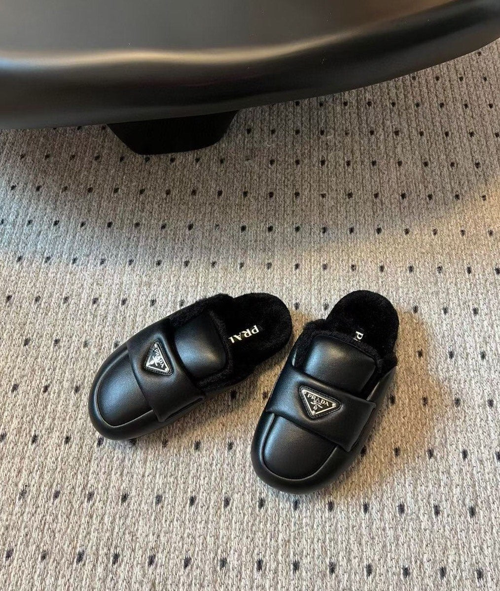 Новинка сезона осень/зима 2023 от Prada - Тапочки с объемным носком из овчины и меха - Черные